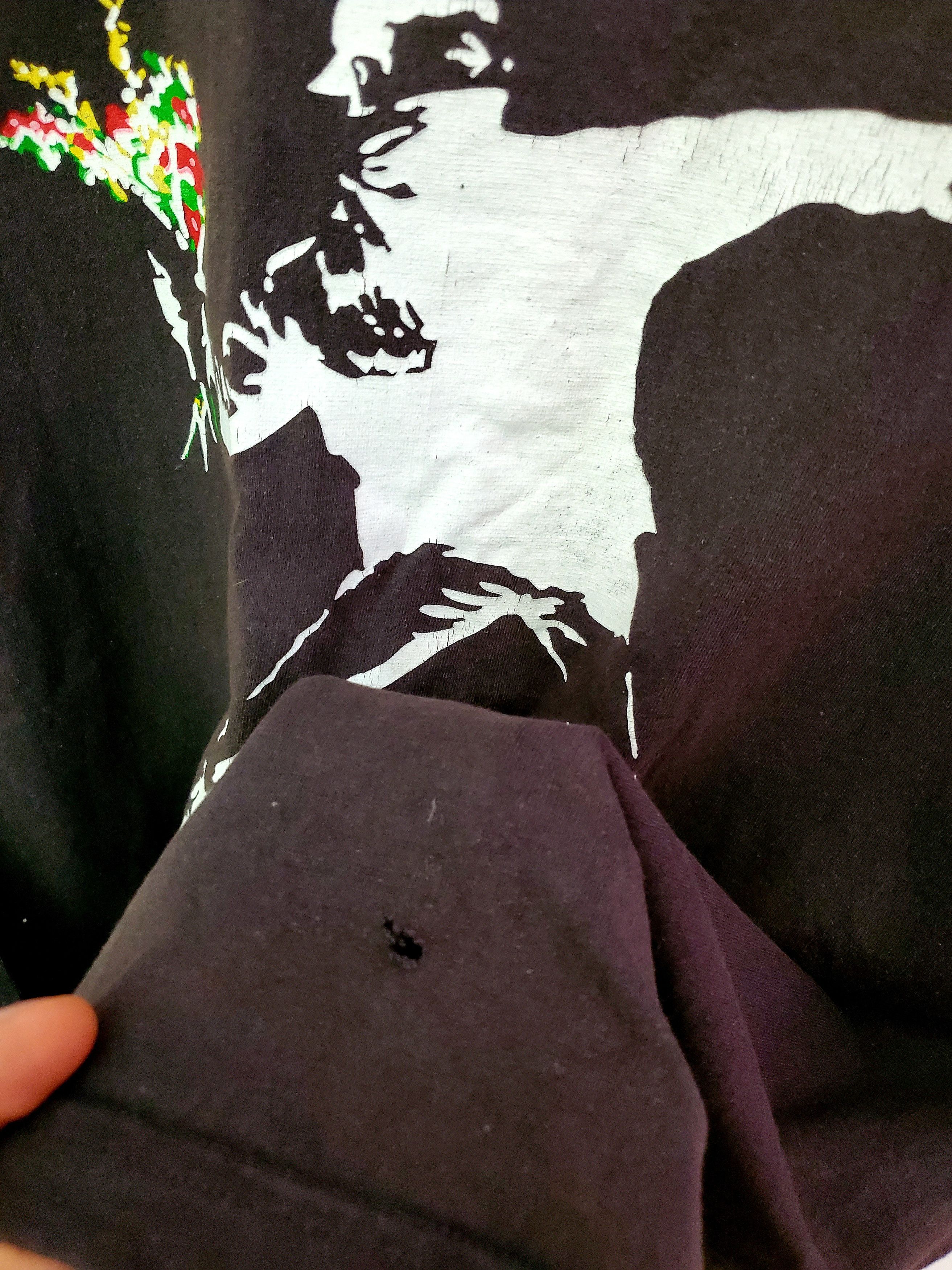Vintage Vintage Y2k 00s Banksy Street Art Flower Boy Tshirt Hype M Size US M / EU 48-50 / 2 - 5 Thumbnail
