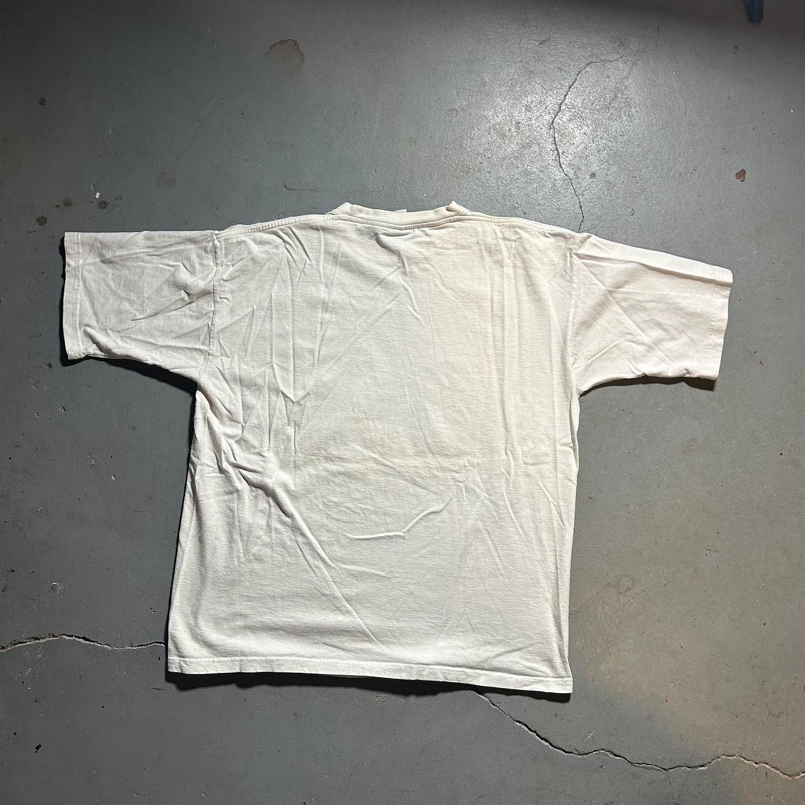 Gildan 90s jamaica iguana graphic tee Size US XL / EU 56 / 4 - 4 Thumbnail