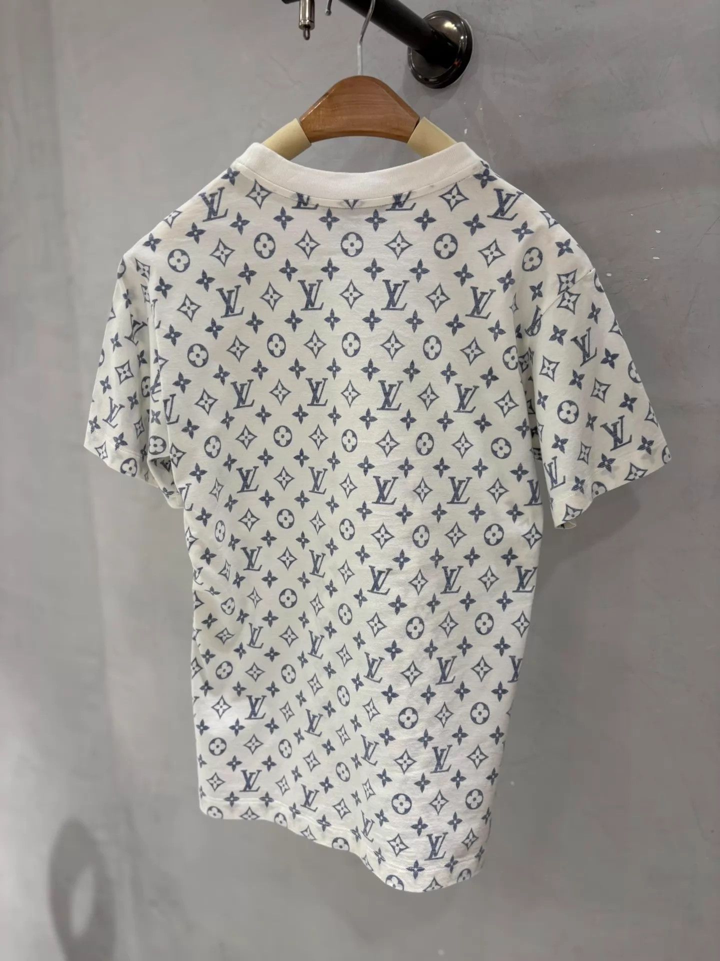 Louis Vuitton LV Classic Full Logo White Tee S Mint Size S / US 4 / IT 40 - 7 Thumbnail