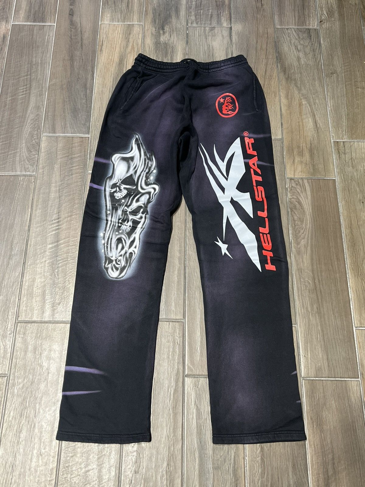 HELLSTAR HELLSTAR “AIRBRUSHED SKULL” SWEATPANTS - SIZE XL - (BLACK 