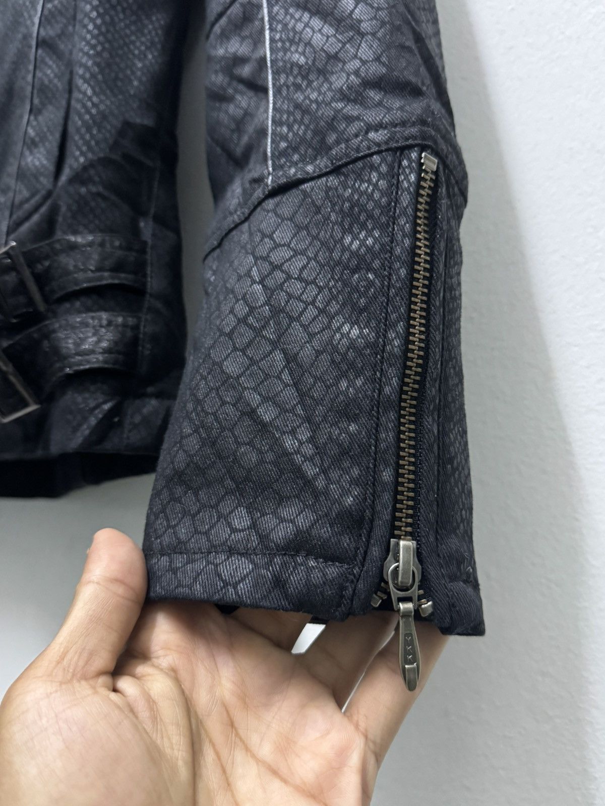 Tornado Mart Tornado mart snake skin style Size US M / EU 48-50 / 2 - 4 Thumbnail