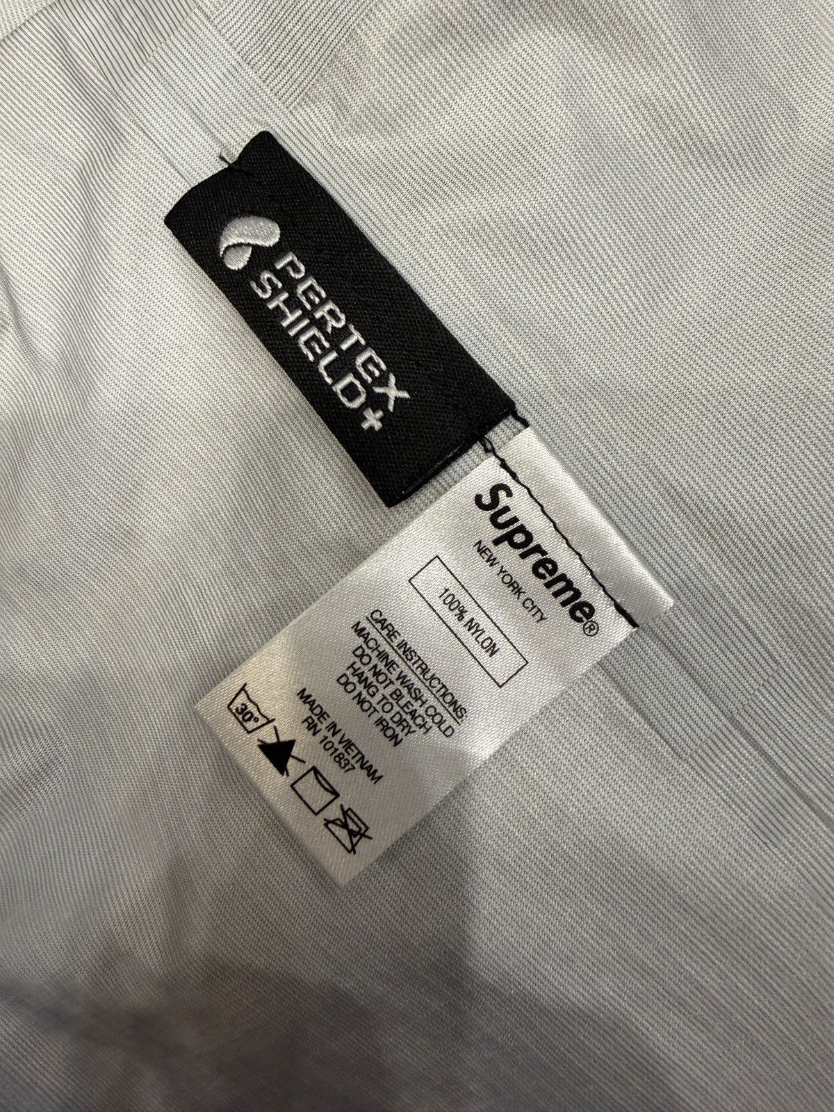 Supreme Supreme Pertex Shield+ Waterproof Hooded Jacket –White / Red Size US L / EU 52-54 / 3 - 7 Thumbnail