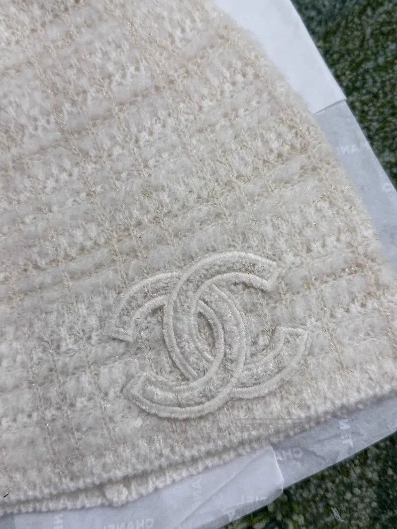 Chanel Chanel 26C new white gold thread large logo cashmere knitt Size ONE SIZE - 2 Thumbnail