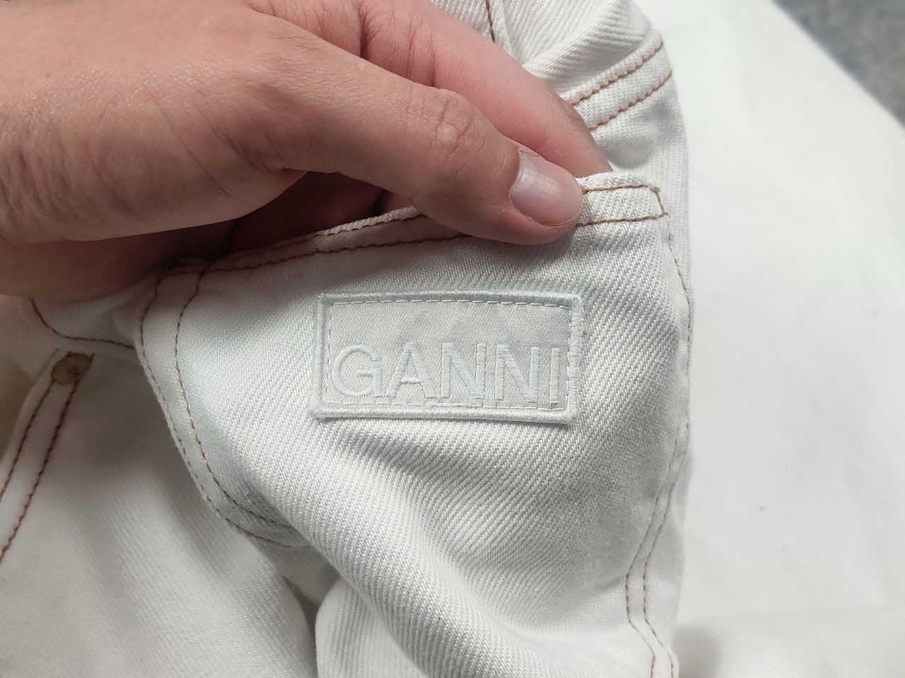 Ganni Ganni Design stary White Denim Barrel leg jeans Size 26" / US 2 / IT 38 - 23 Thumbnail
