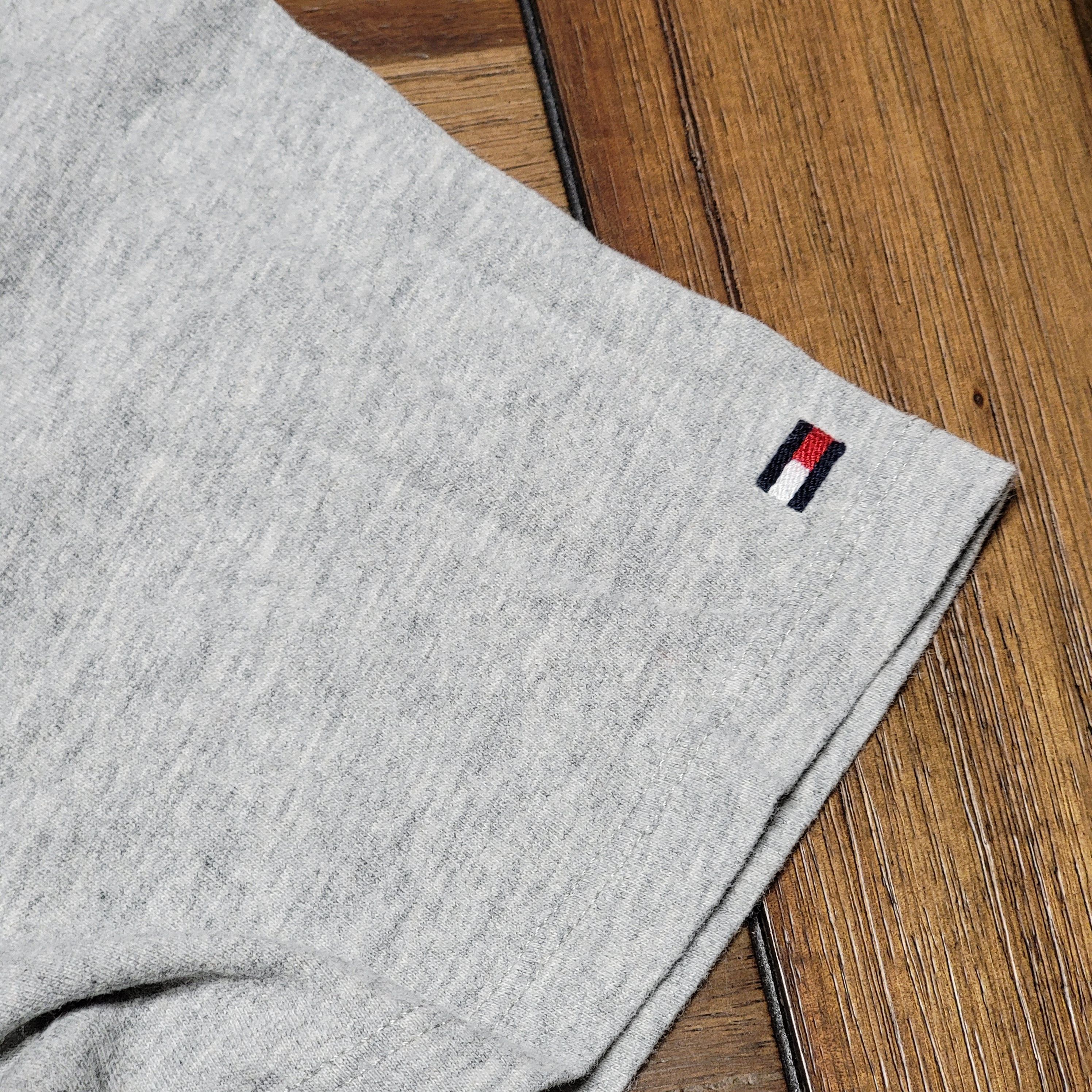 Tommy Hilfiger Tommy Hilfiger Tee - Grey with Raised Letters - Size Large Size L / US 10 / IT 46 - 3 Thumbnail