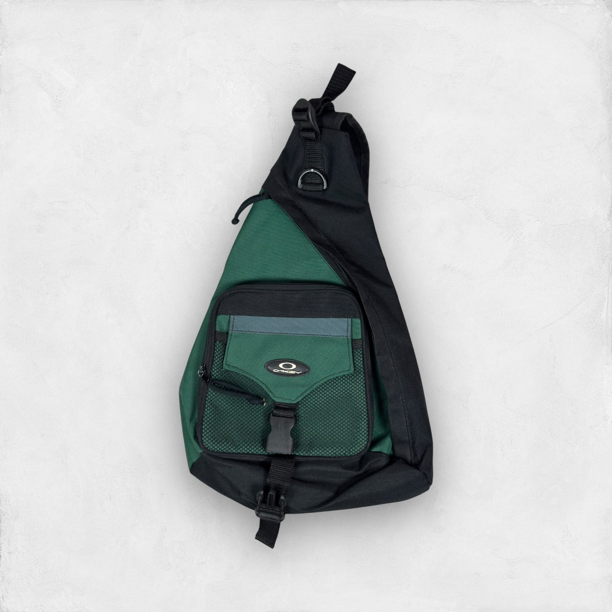 Oakley Unisex Pockets Adjustable Crossbody Strap Sling Bag in Black, Men's