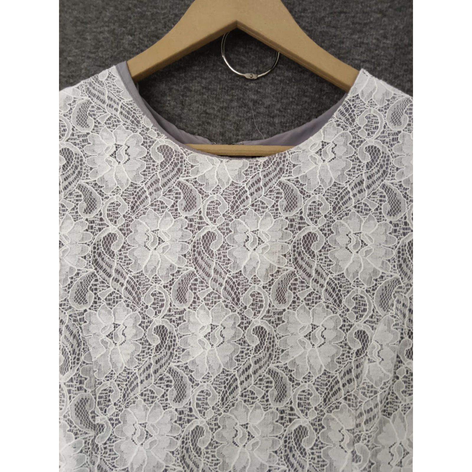 Banana Republic VINTAGE Banana Republic Lace Sheath Sleeveless Women's Round Neck Dress 10 White Midi Floral Lace Zip Lined Party Wedding Spring Summer Adult Womens Size L / US 10 / IT 46 - 3 Thumbnail