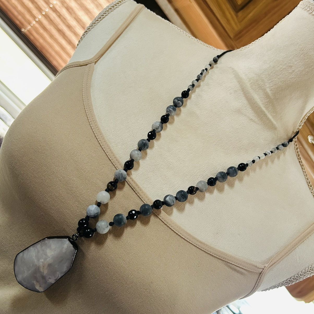 Hand crafted genuine stone agate black onyx necklace