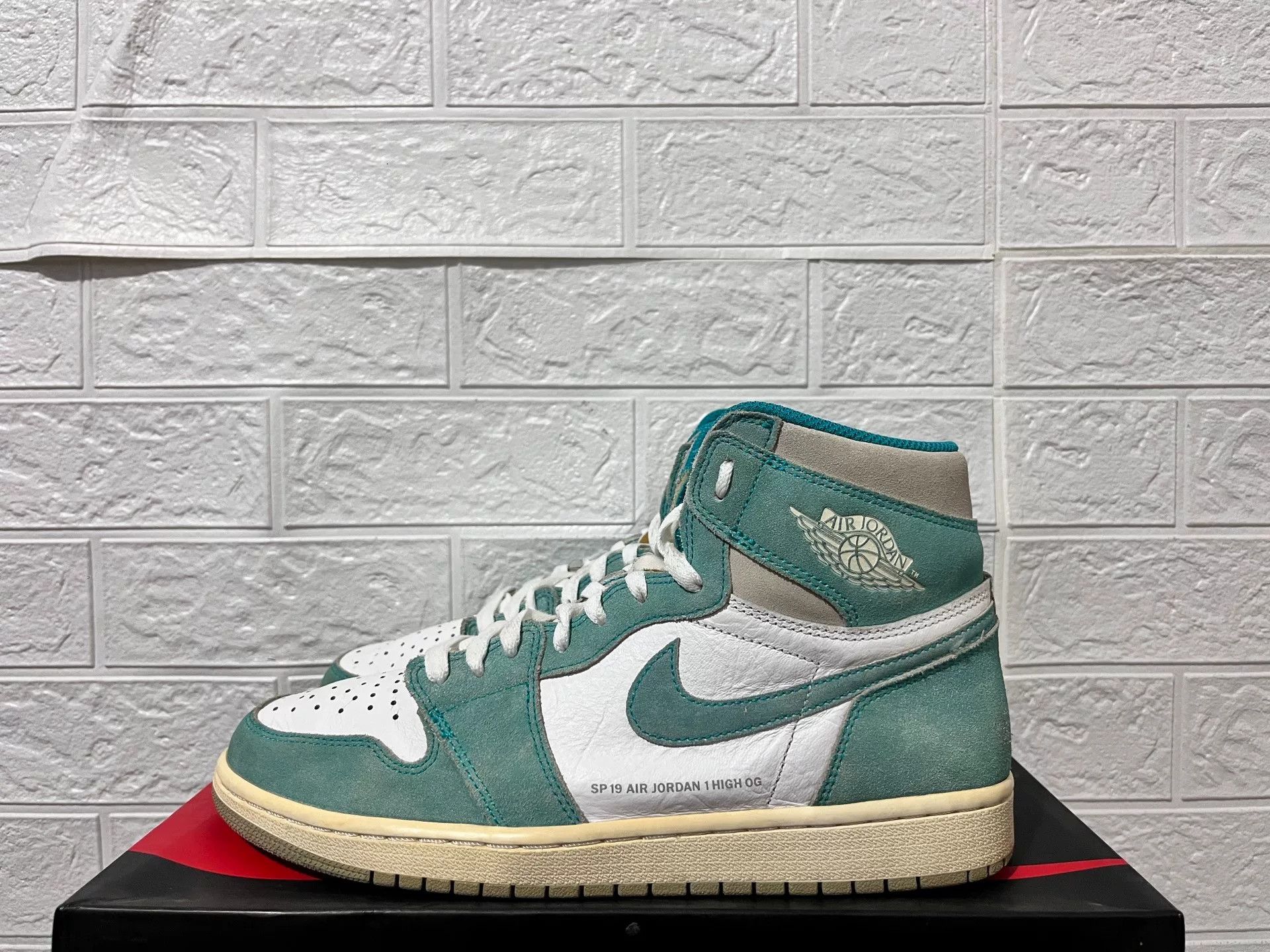 Nike Nike AJ1 Green Hitop Sneakers 11 Men Size US 11 / EU 44 - 1 Thumbnail
