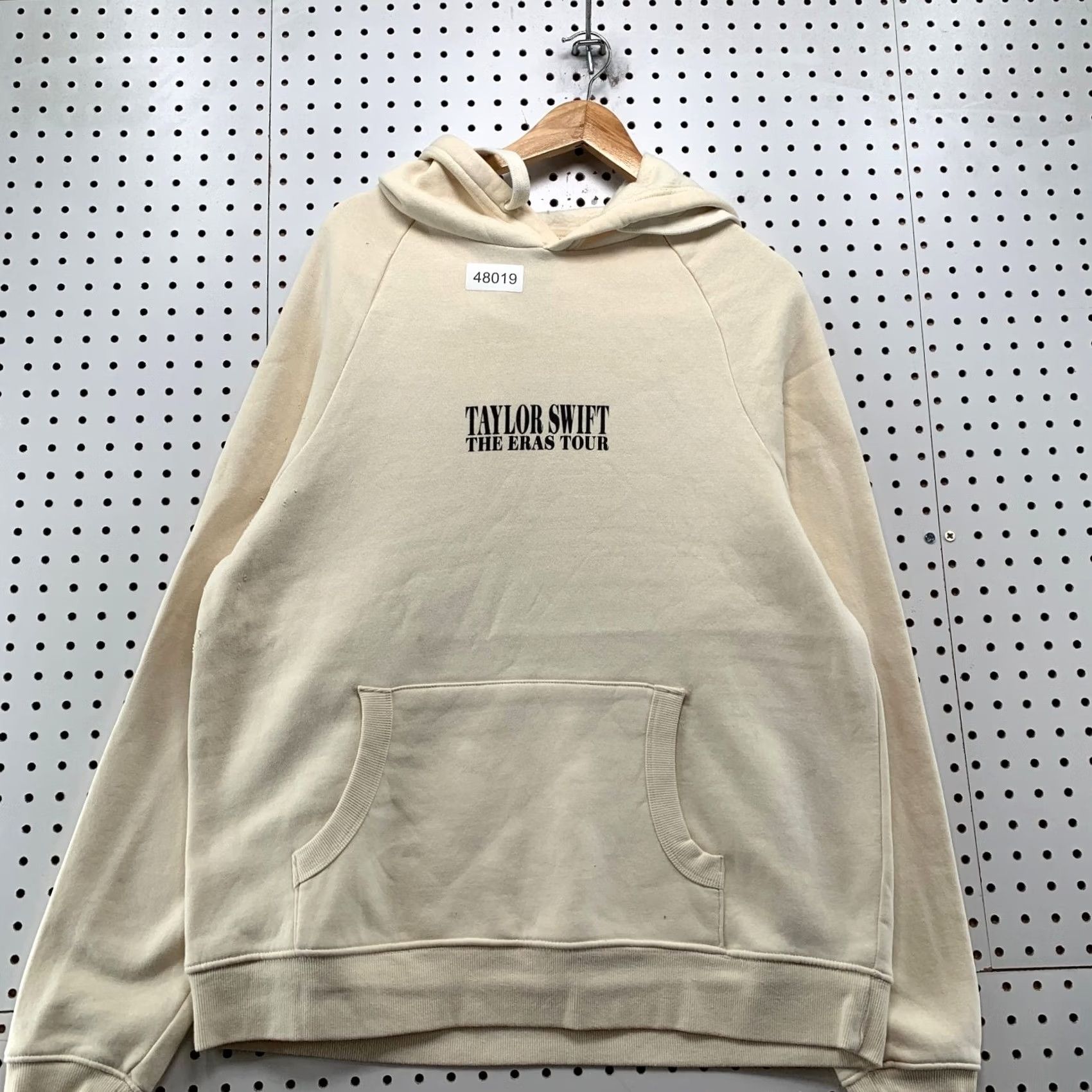 Vintage Taylor Swift Eras Tour Hoodie Sweatshirt Mens M DISTRESSED Beige Shirt (Hoodie) Size US M / EU 48-50 / 2 - 2 Thumbnail