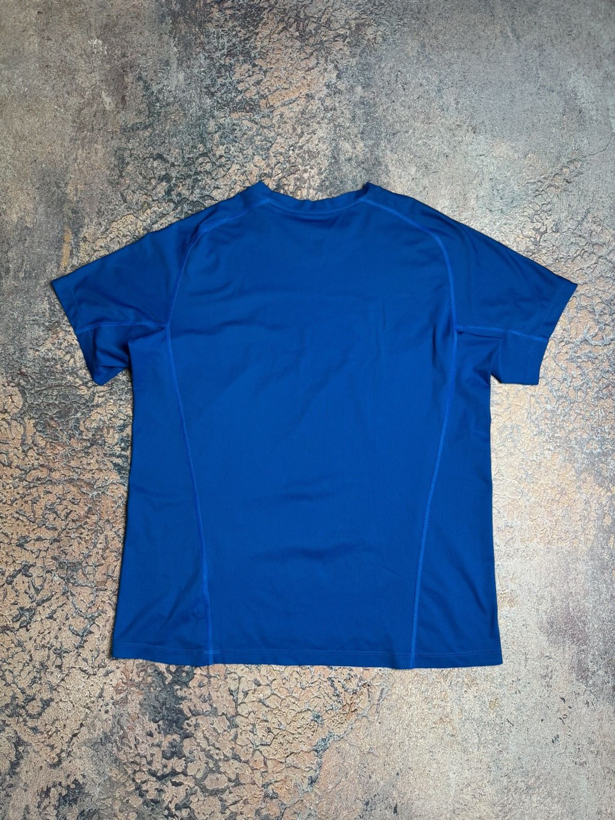 Arc'teryx Arcteryx T-shirt small logo y2k size L Size US L / EU 52-54 / 3 - 9 Thumbnail