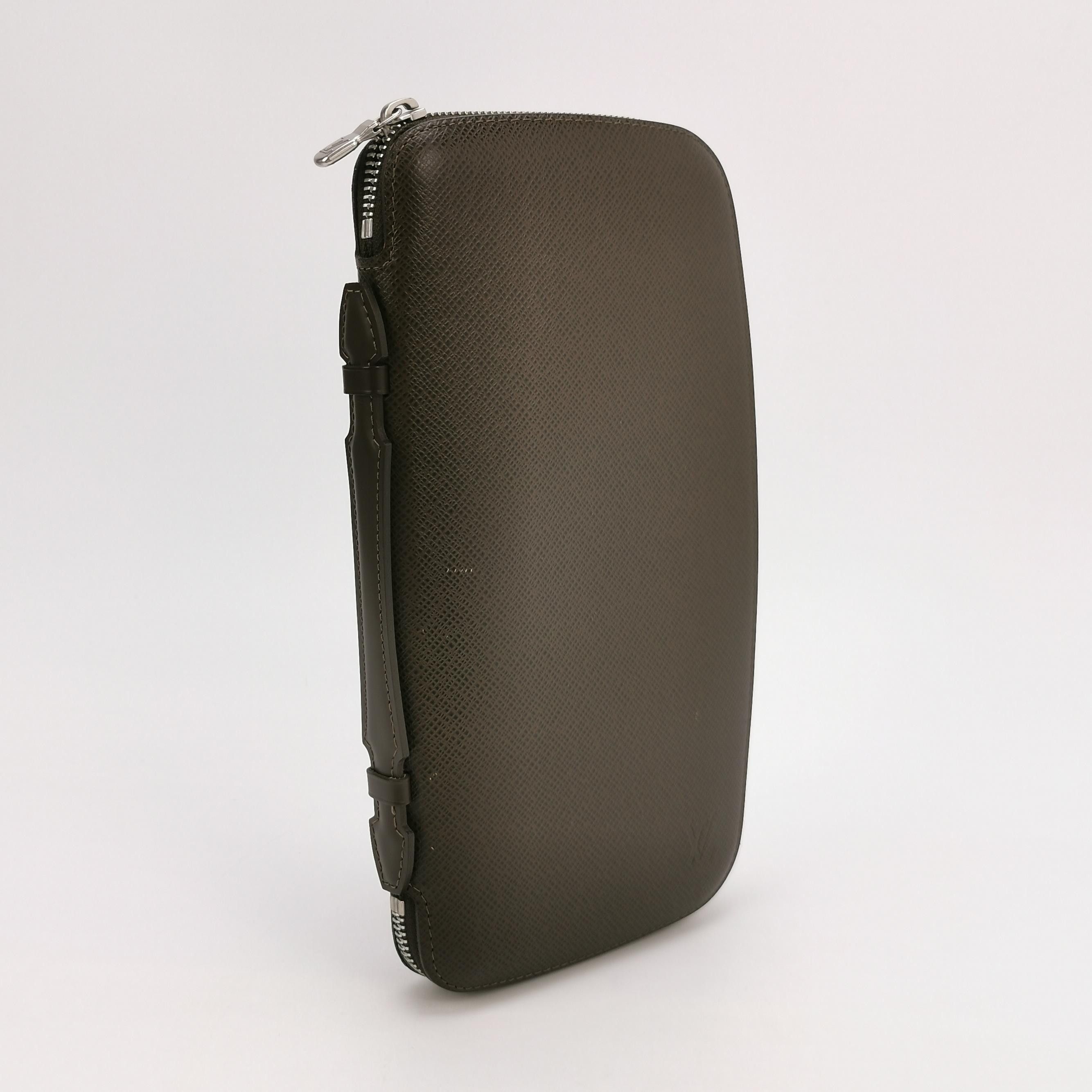Louis Vuitton Louis Vuitton (LV) Taiga Atoll leather solid color zipper c Size ONE SIZE - 1 Thumbnail