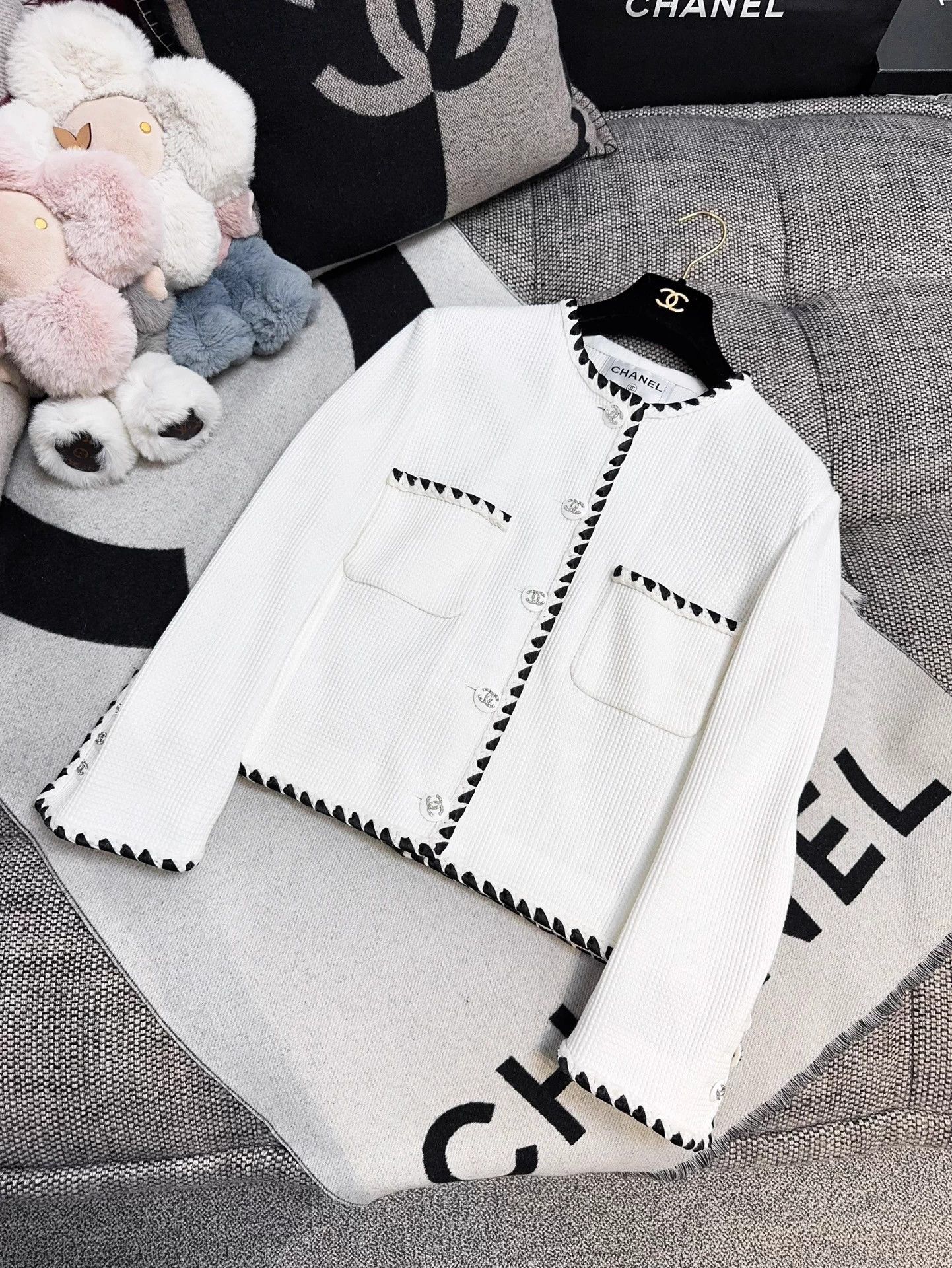 Chanel Chanel 21S White Waffle Crystal Button B&W Trim 40 Size M / US 6-8 / IT 42-44 - 3 Thumbnail