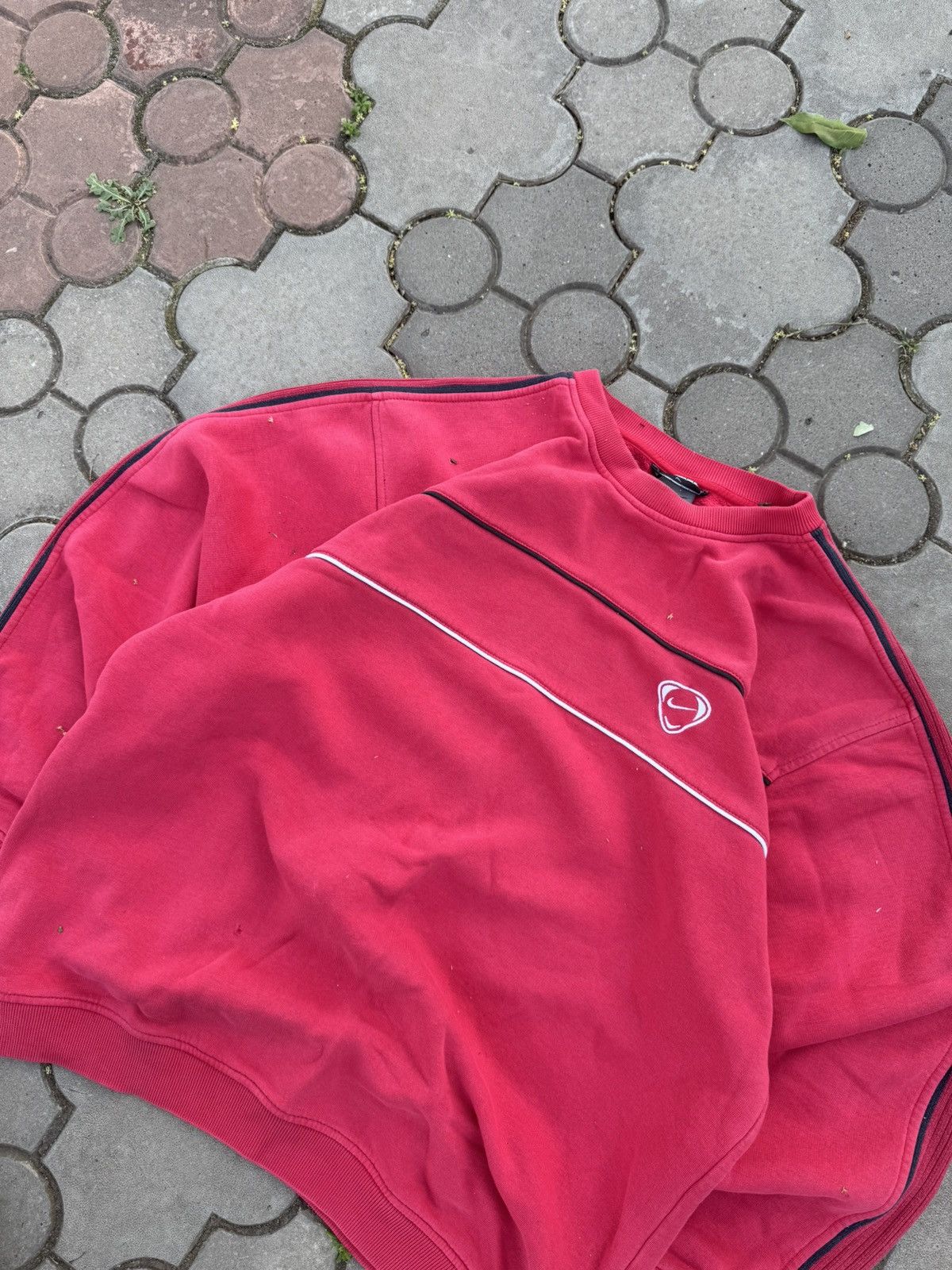 Nike Vintage Nike Small Swoosh Boxy Sweatshirt Y2K Size US L / EU 52-54 / 3 - 3 Thumbnail