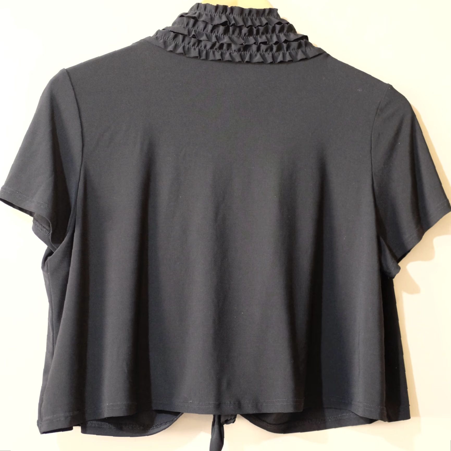 Vintage Nic & Dom Women’s 1X Ruffle Front Tie Crop Shrug Cardigan Lightweight Shirt Short Sleeve Black Polyester Spandex Casual Size XL / US 12-14 / IT 48-50 - 5 Thumbnail