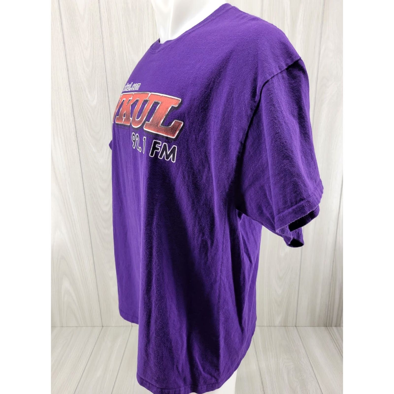Gildan VINTAGE WKUL 92.1 FM Mens Shirt Purple XL Gildan T-Shirt Short Sleeve Button? Size US XL / EU 56 / 4 - 3 Thumbnail