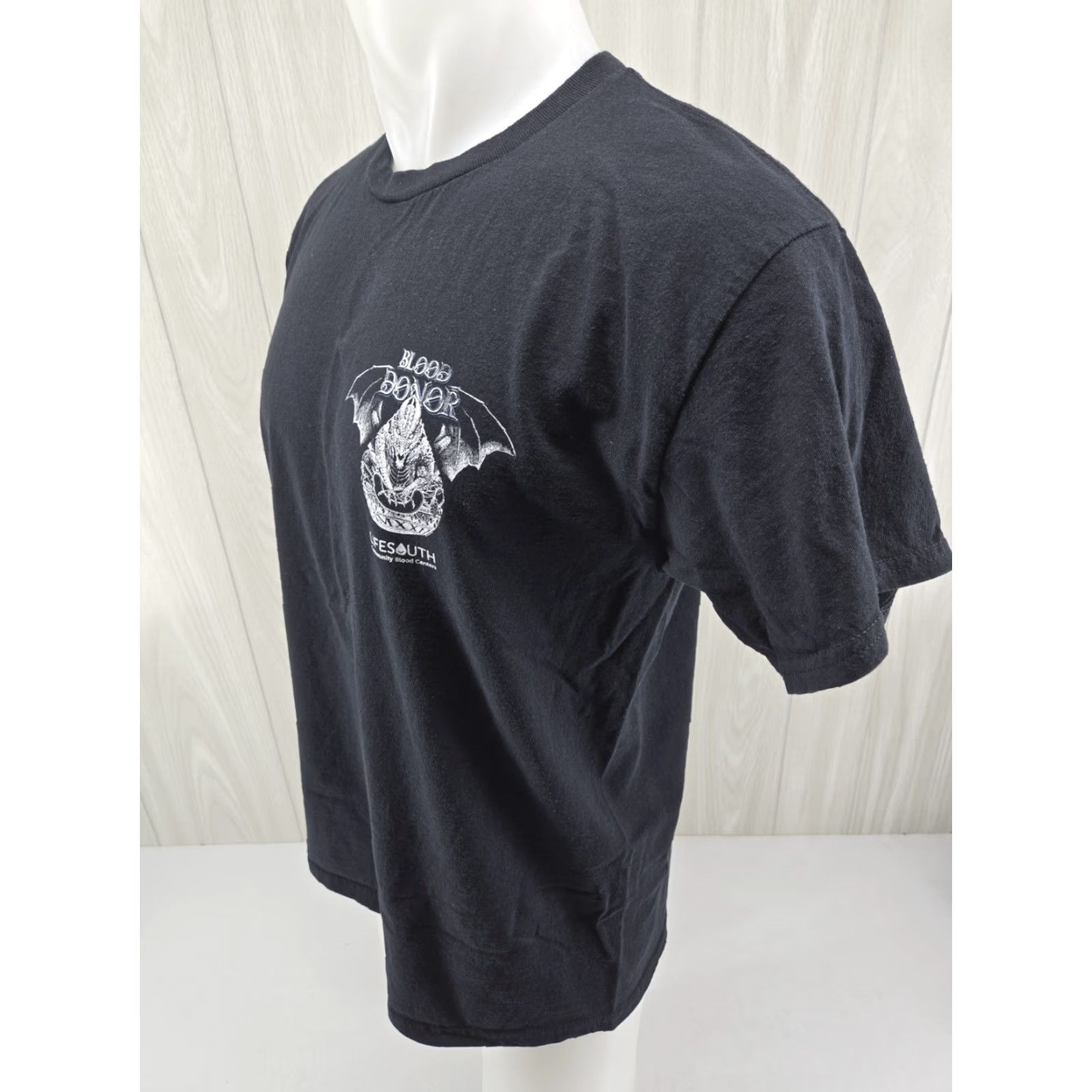 Gildan DRAGON CON BLOOD DONOR ATLANTA 2022 T-SHIRT ADULT LARGE T-Shirt Black Cotton Gildan Men Short Sleeve Crew Neck Regular Vintage: No Event Theme 90s? Size US L / EU 52-54 / 3 - 5 Thumbnail
