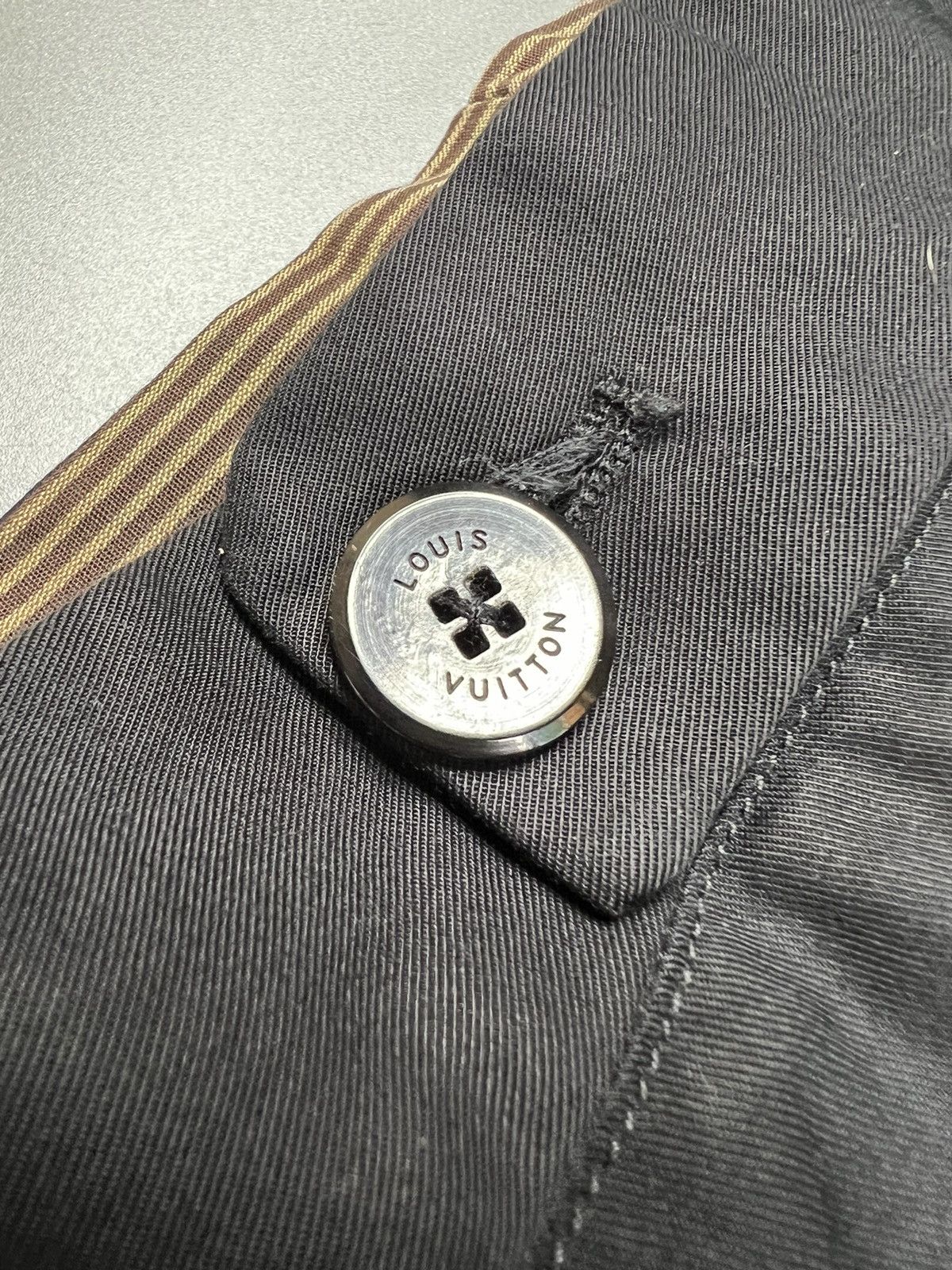 Louis Vuitton Grail Louis Vuitton Matte Black LV Logo waist buckle Trouser Size US 34 / EU 50 - 6 Thumbnail