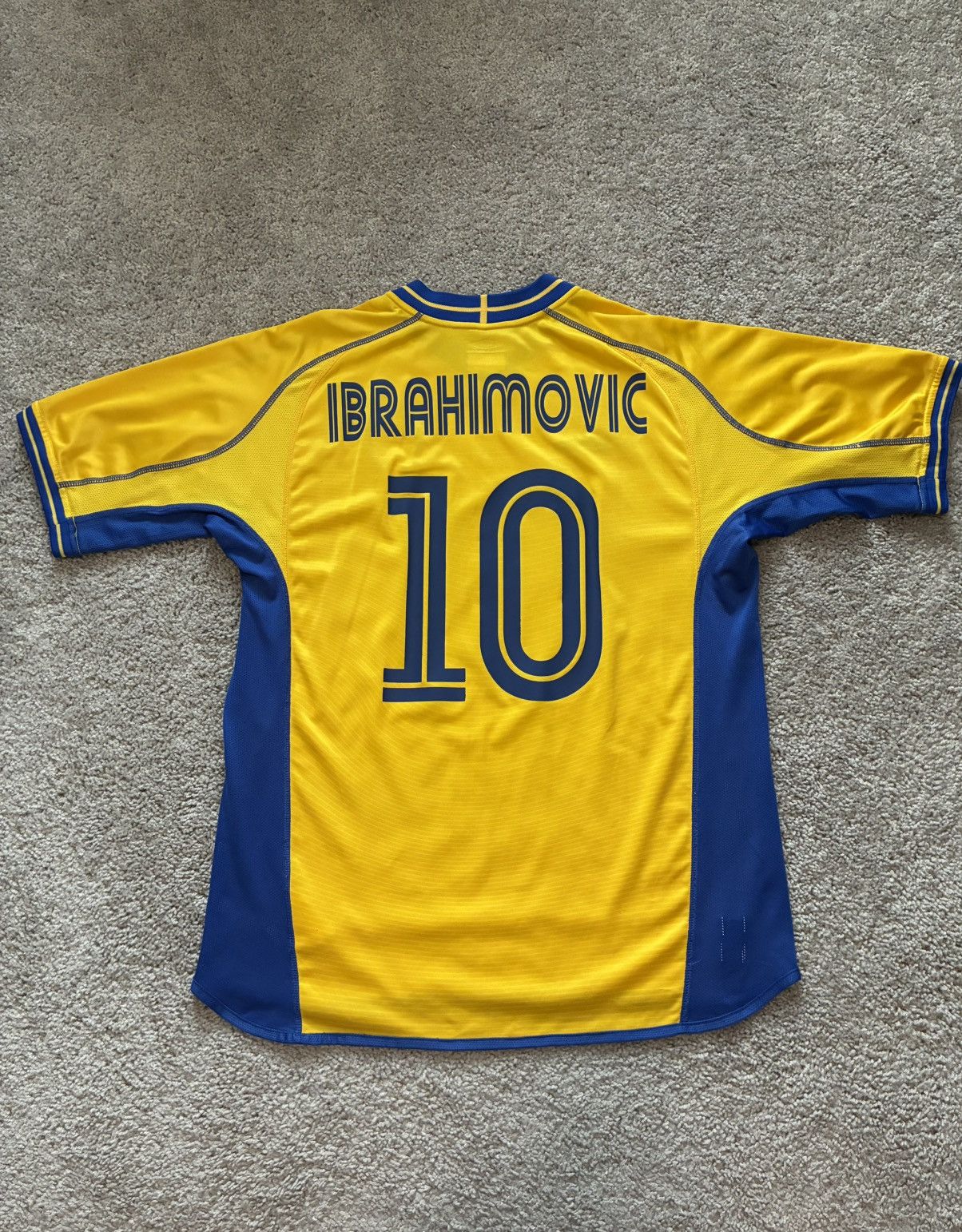 Umbro 2004 Sweden Home Jersey Size US L / EU 52-54 / 3 - 2 Thumbnail