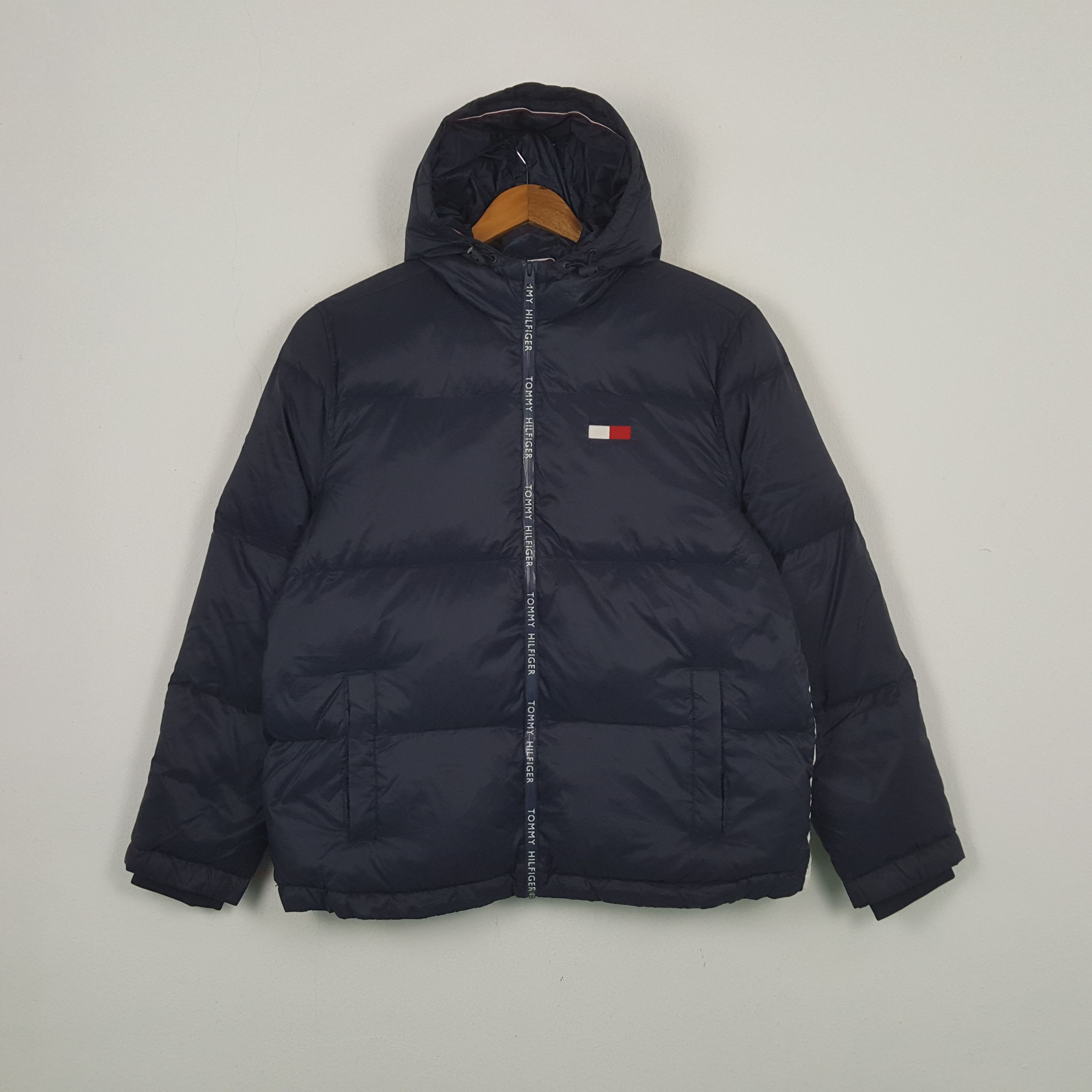 Tommy Hilfiger Vintage Tommy Hilfiger Big Logo Puffer Hoodie RR24 Size US XL / EU 56 / 4 - 2 Thumbnail