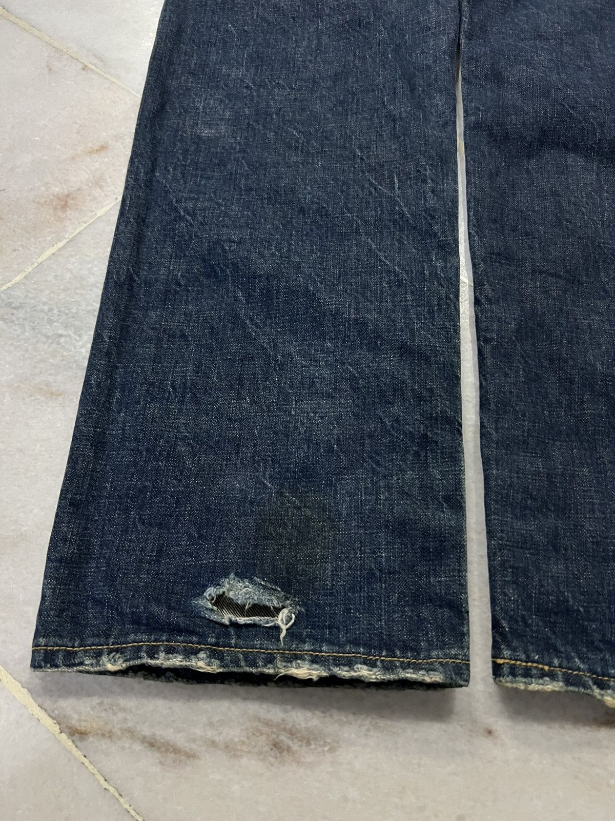 Levi's × Levi's Vintage Clothing VINTAGE 90’s STYLE LEVIS 501 BUTTON FLY DISTRESS JEANS Size US 31 - 13 Thumbnail