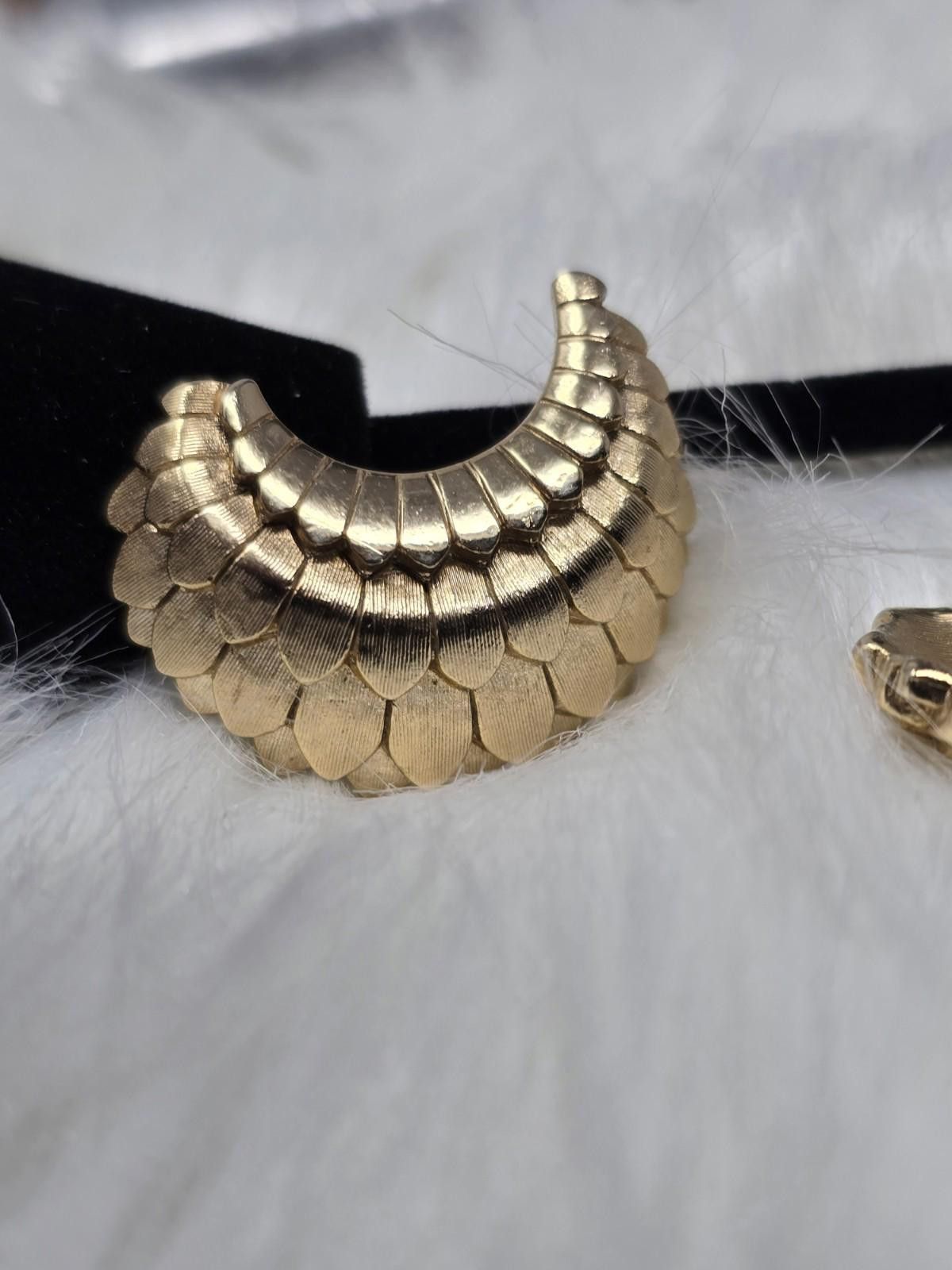 Other Vintage Beautiful Crown Trifari Gold Crescent Clip Earrings Size ONE SIZE - 7 Thumbnail