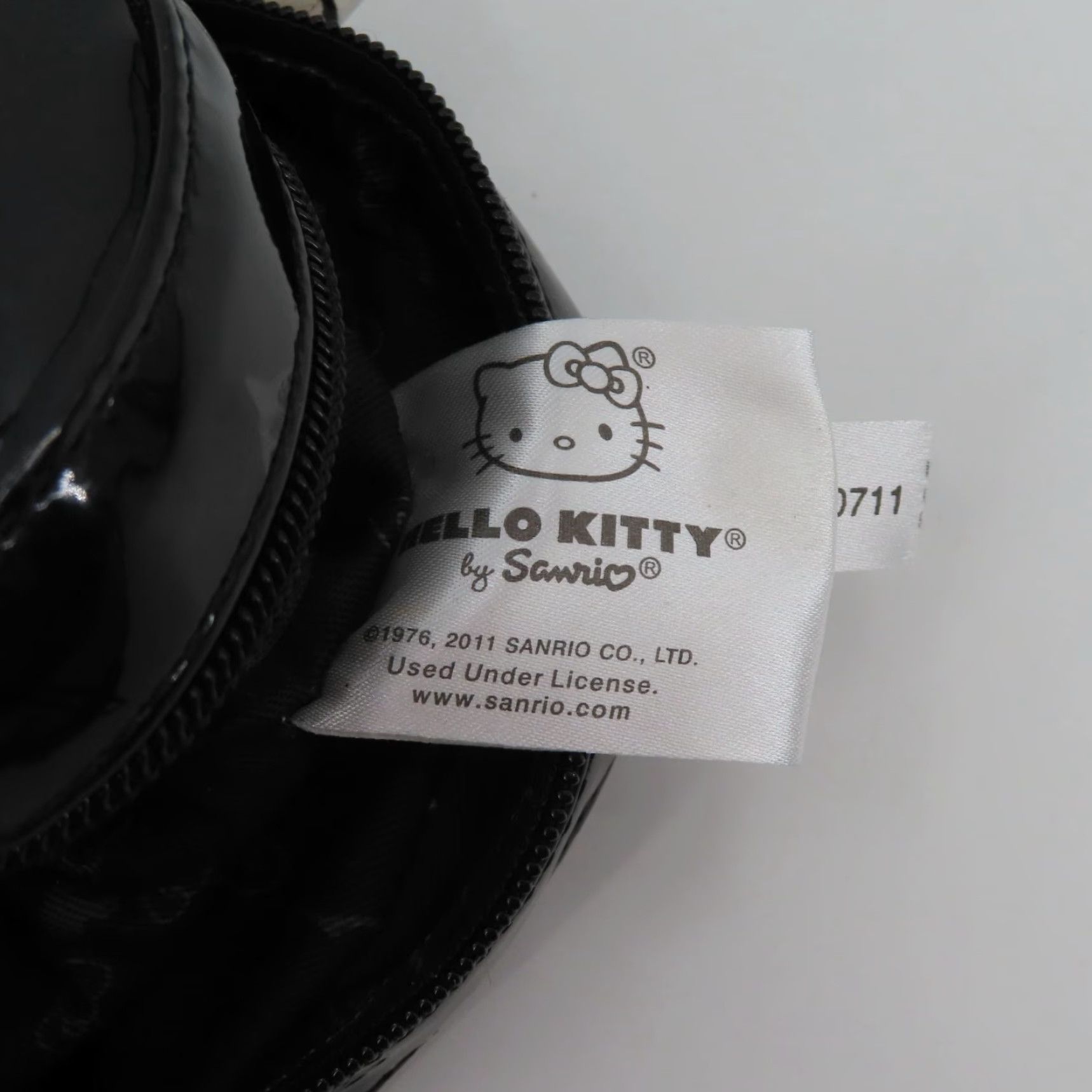 Vintage VINTAGE Loungefly Sanrio Hello Kitty Clutch Bag Quilted Bow Shape Handbag Purse 2011 Collection Womens Black Size ONE SIZE - 6 Thumbnail