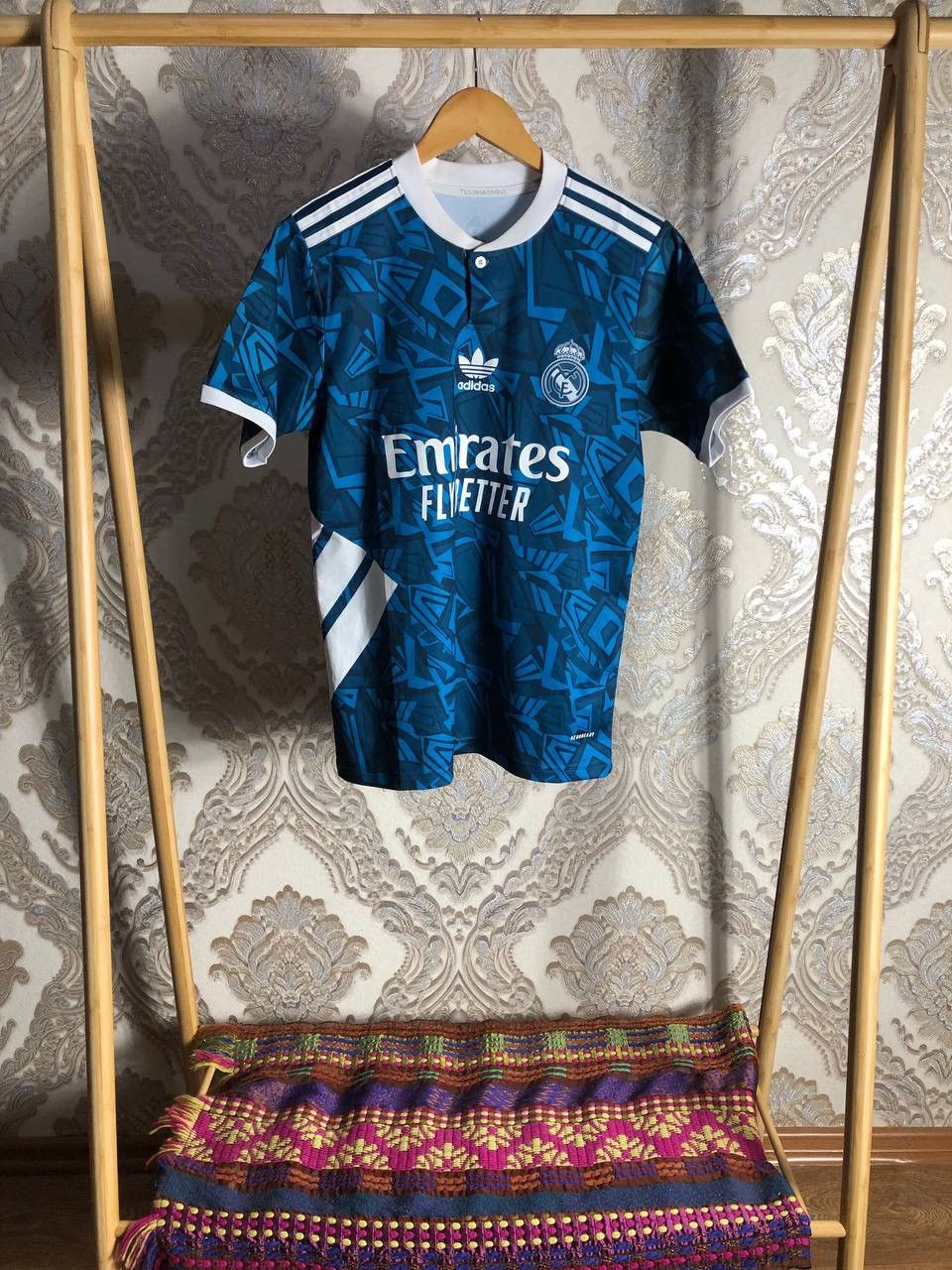 Vintage VERY RARE ADIDAS FC REAL MADRID SPAIN SOCCER JERSEY RETRO Size US S / EU 44-46 / 1 - 1 Thumbnail