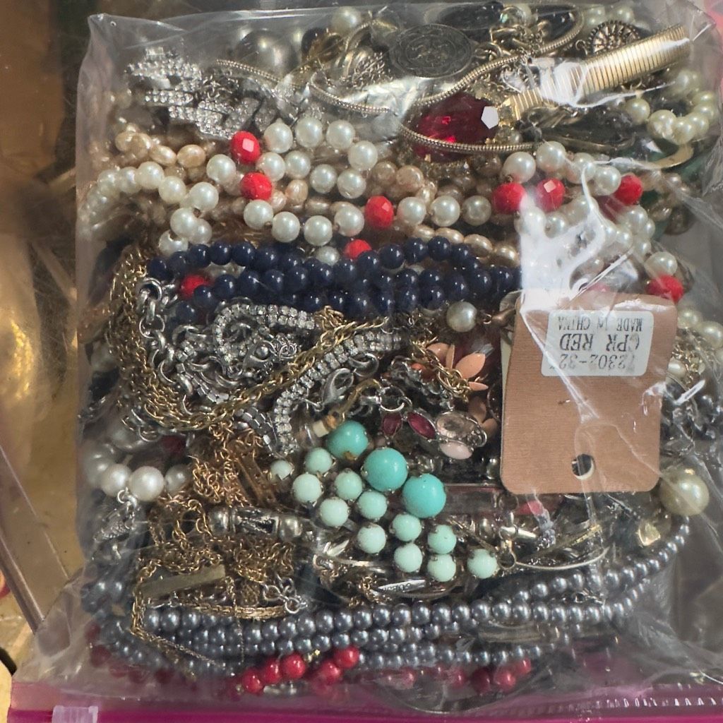 Vintage Bulk Necklaces Jewelry Lot Gallon Bag Mostly Necklaces Vinta Size ONE SIZE - 5 Thumbnail