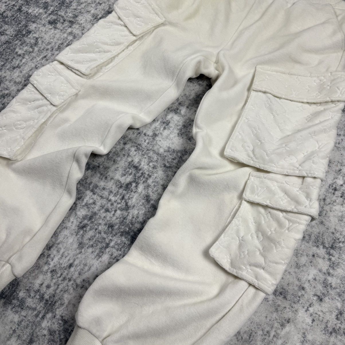 Louis Vuitton Louis Vuitton Monogram Flocked Logo ‘White’ Sweatpants Size US 32 / EU 48 - 3 Thumbnail