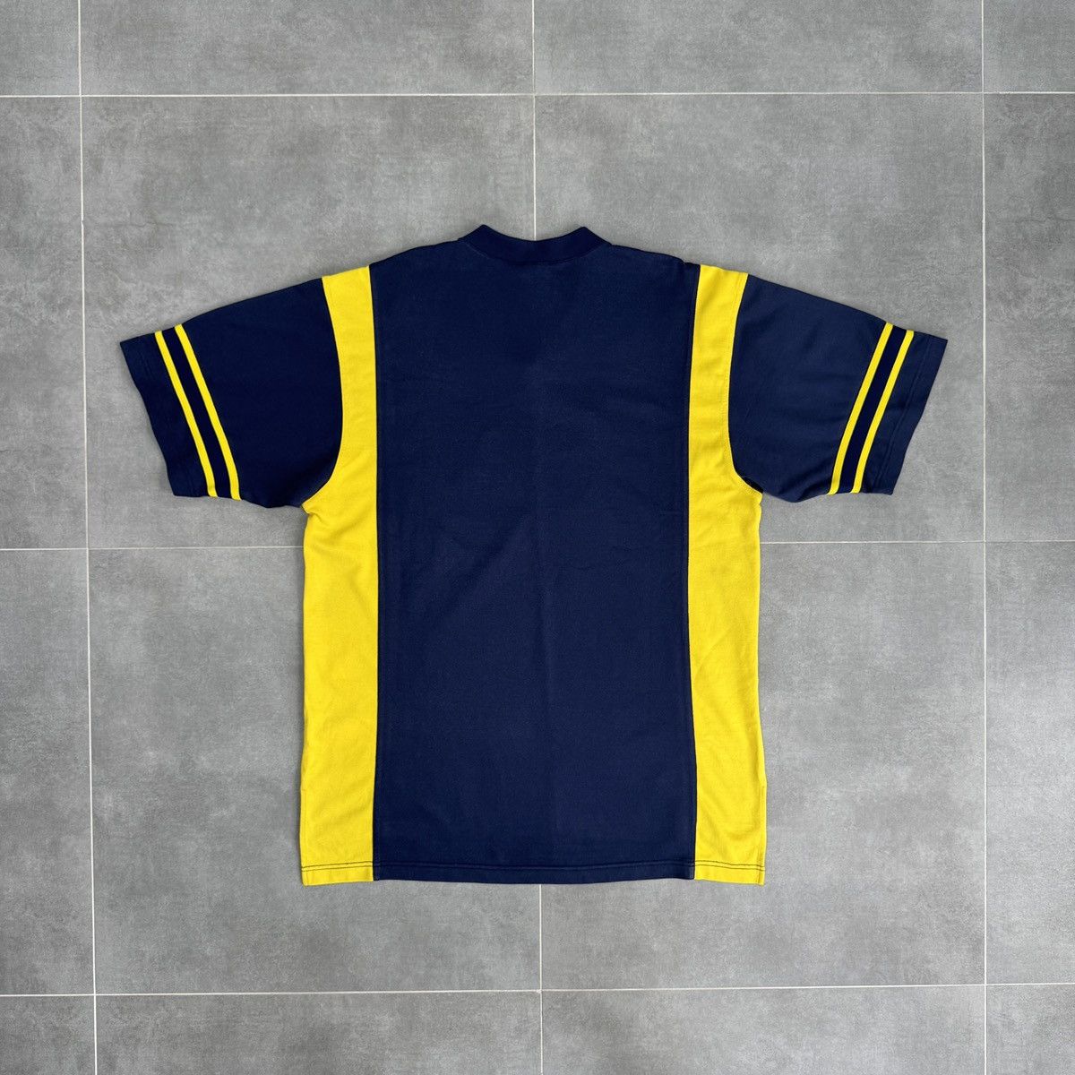 Vintage Vintage Nike Michigan Wolverines NCAA Football Y2K Shirt Size US L / EU 52-54 / 3 - 11 Thumbnail