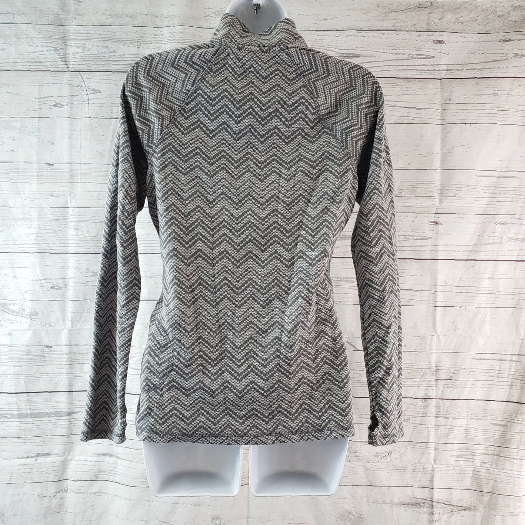 Eddie Bauer Eddie Bauer Womens 1/4 Zip Pullover Shirt Casual M Gray Chevron Stripes Thumbholes Womens M Gray Chevron 1/4 Zip Pullover Eddie Bauer Size M / US 6-8 / IT 42-44 - 4 Thumbnail