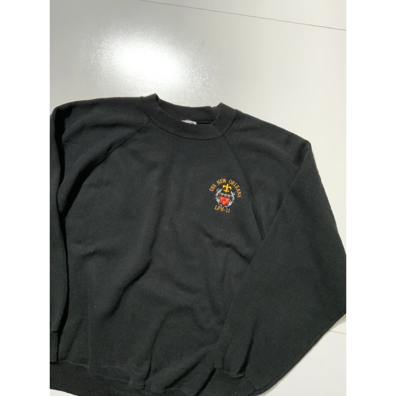 Hanes VINTAGE USS New Orleans LPH-11 USN Iwo Jiwa Fluer De Lis Crewneck Sweatshirt Mens L Black Pullover Sweatshirt Size US L / EU 52-54 / 3 - 4 Thumbnail