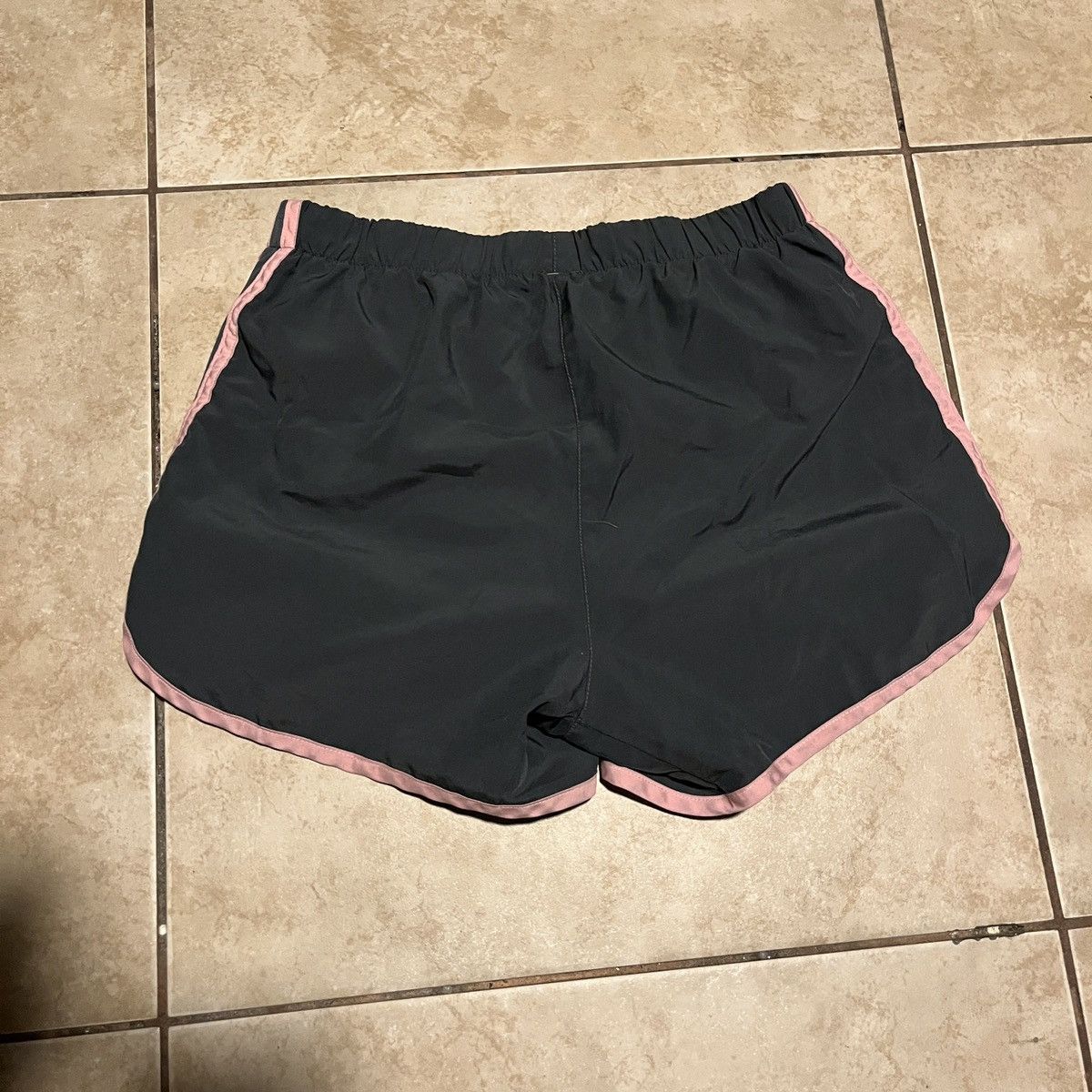 Adidas Adidas Aktiv Against Cancer Running Shorts Size 25" / US 0 / IT 36 - 4 Thumbnail