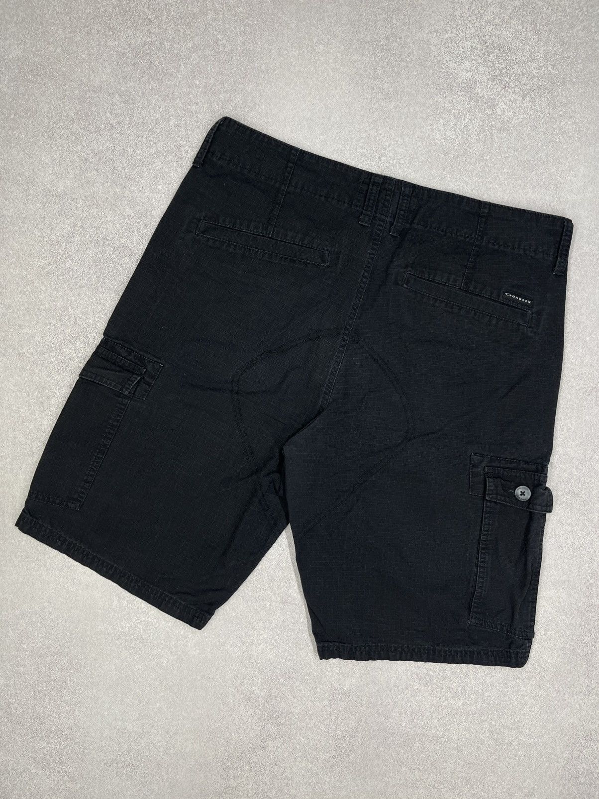 Oakley Vintage Oakley Cargo Shorts Black Y2K Skateboard Size US 33 - 6 Thumbnail
