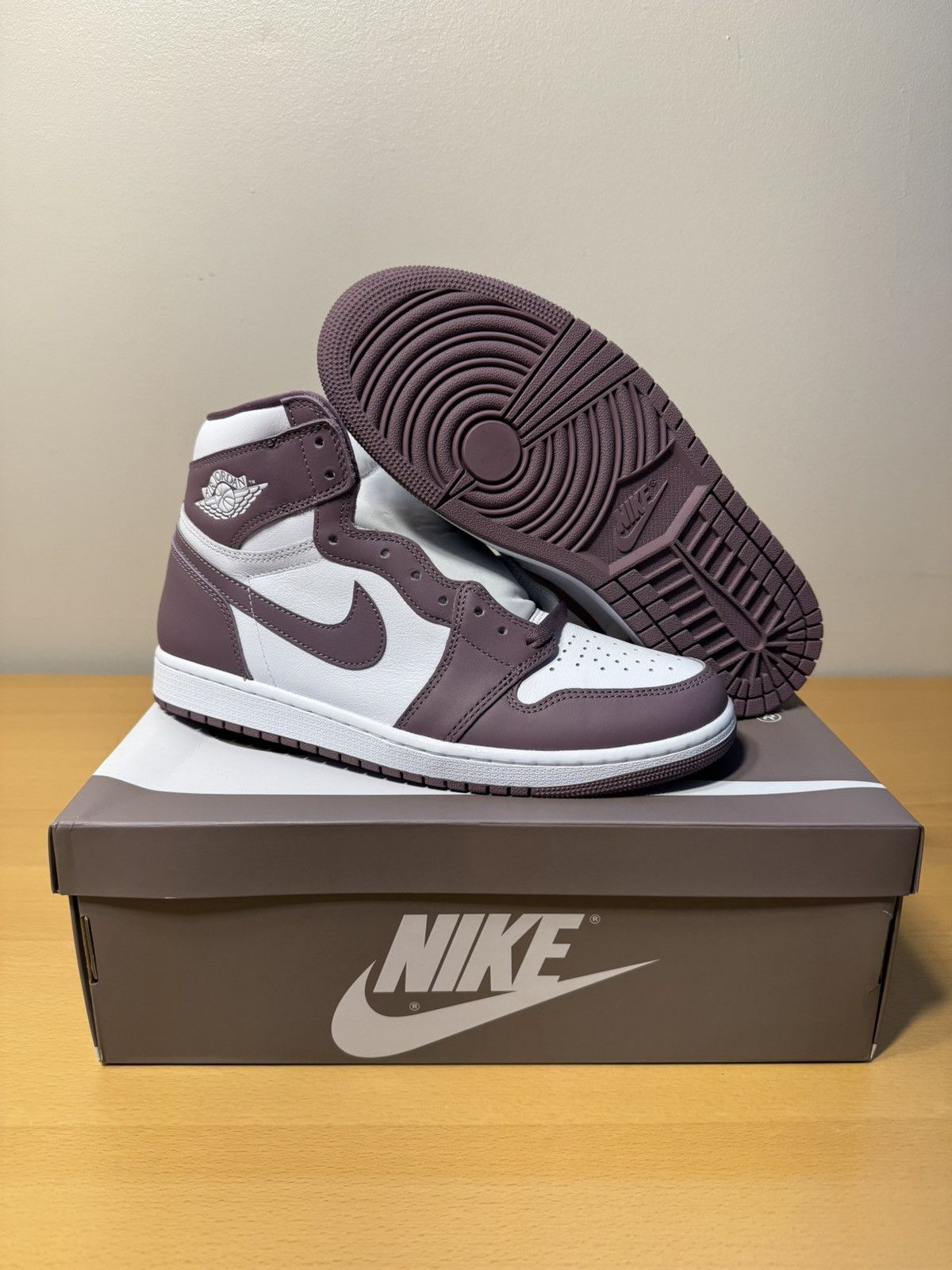 Nike 'MAUVE' NIKE AIR JORDAN 1 RETRO HIGH OG Size US 10 / EU 43 - 6 Thumbnail