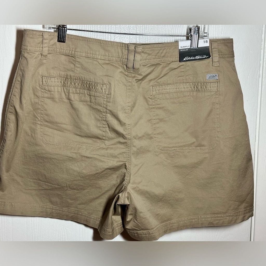 Eddie Bauer Eddie Bauer Womens Aspire Chino Shorts in Light Khaki Size 40" / US 18 - 8 Thumbnail