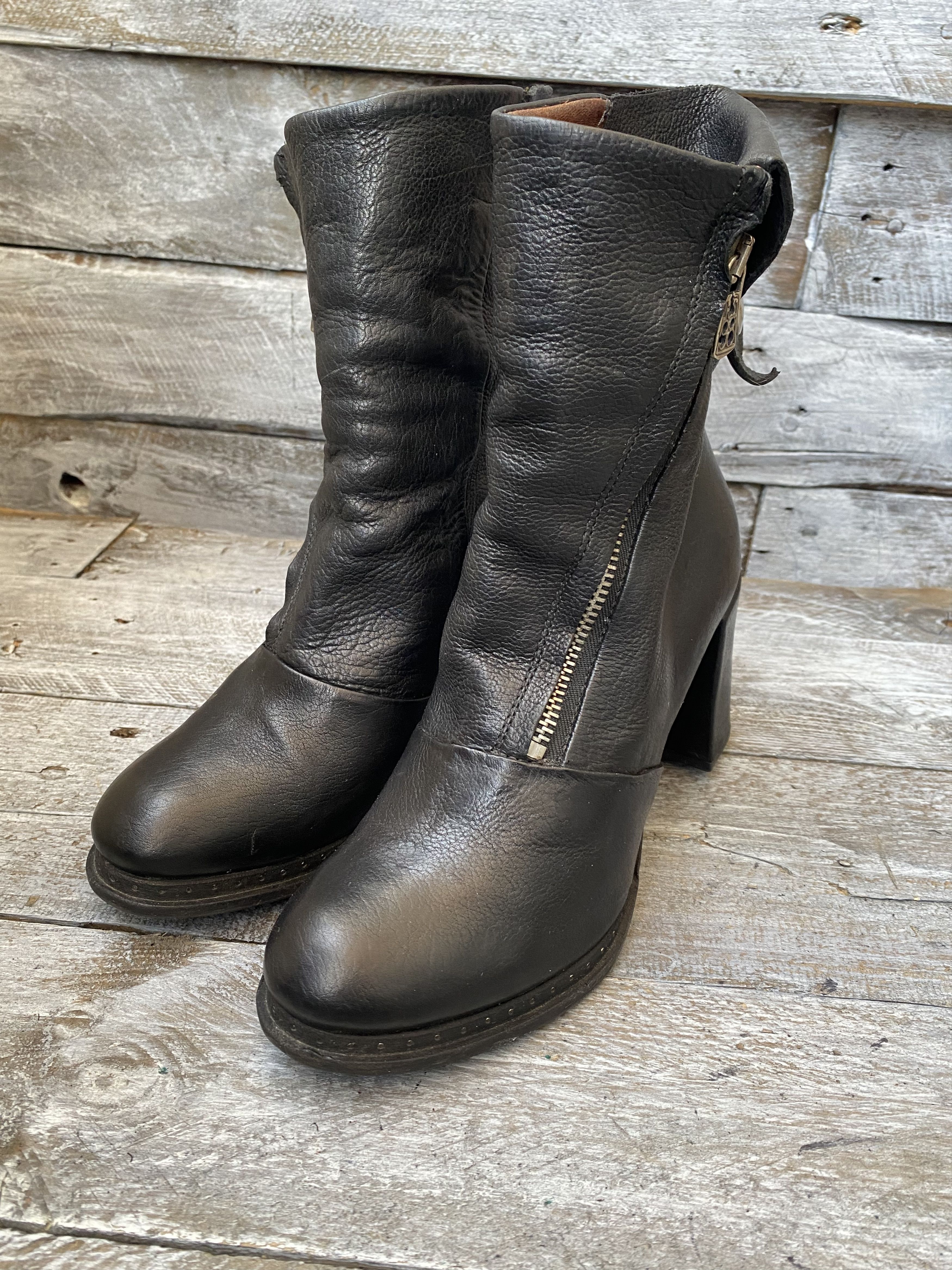 As 98 black grunge heel boots sz36