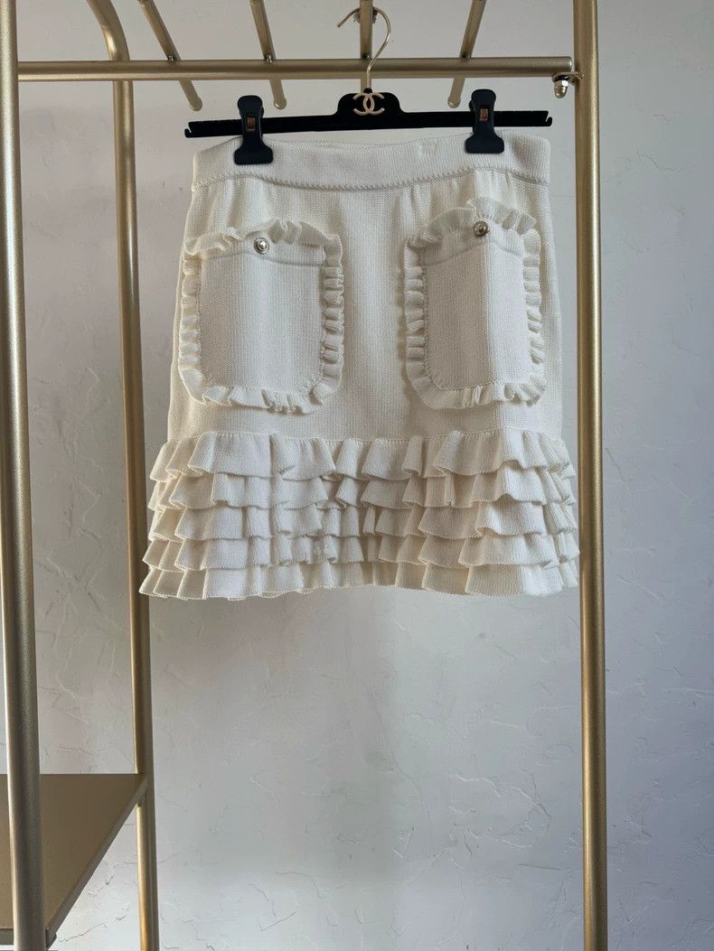 Chanel Chanel 21c white cake skirt Size 26" / US 2 / IT 38 - 1 Thumbnail