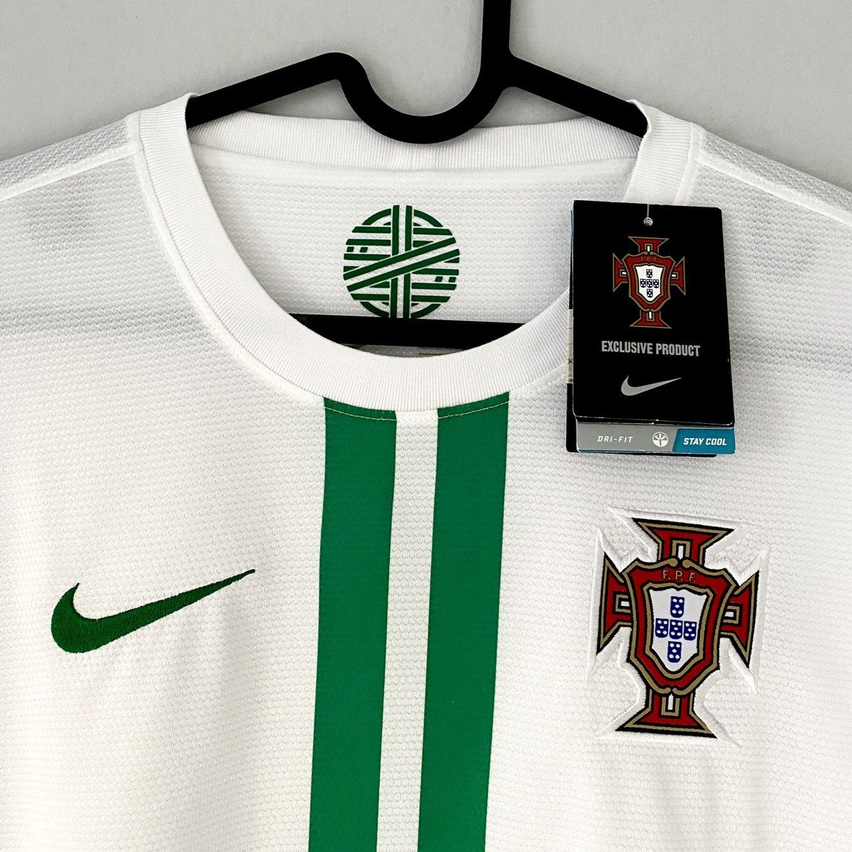 Nike NEW 2012 2014 Portugal National Nike Away Kit Soccer Jersey Size US L / EU 52-54 / 3 - 4 Thumbnail