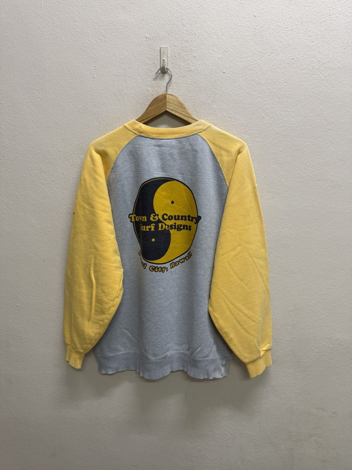 Vintage Vintage T&C Surf Design Hawaii Raglan Sleeve Sweatshirt Size US XL / EU 56 / 4 - 21 Thumbnail
