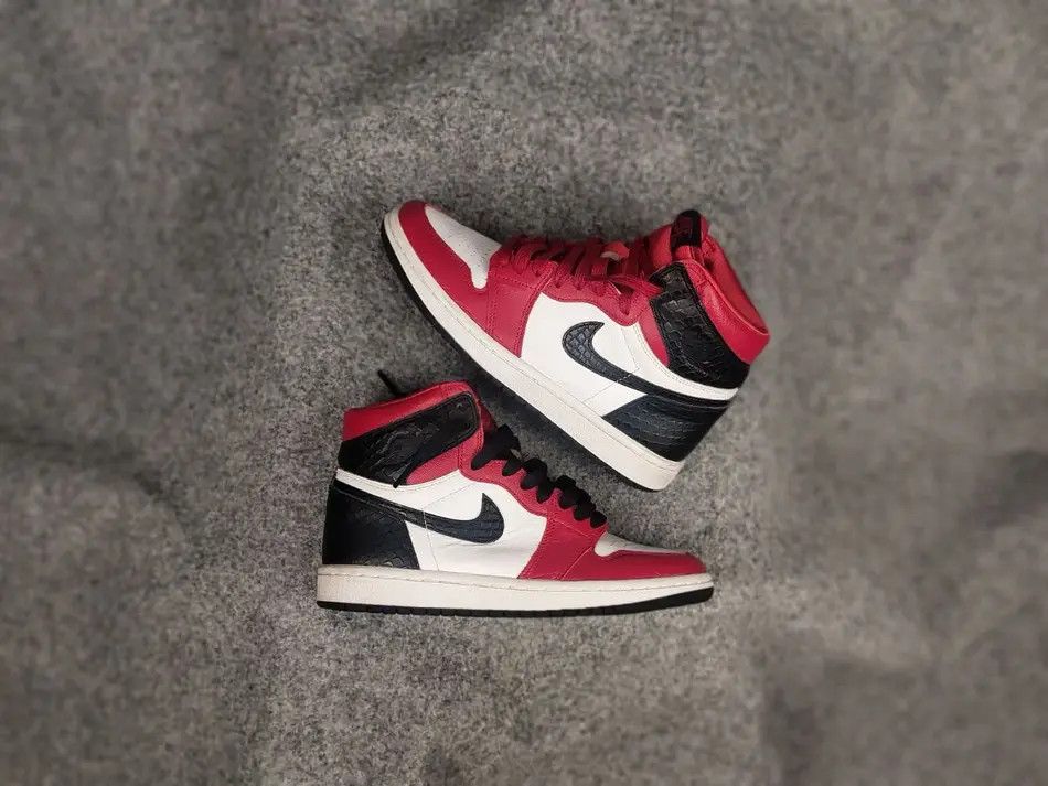 Nike Nike Air Jordan 1 Retro High OG Satin Red Leather sneaker Size US 6 / IT 36 - 1 Thumbnail