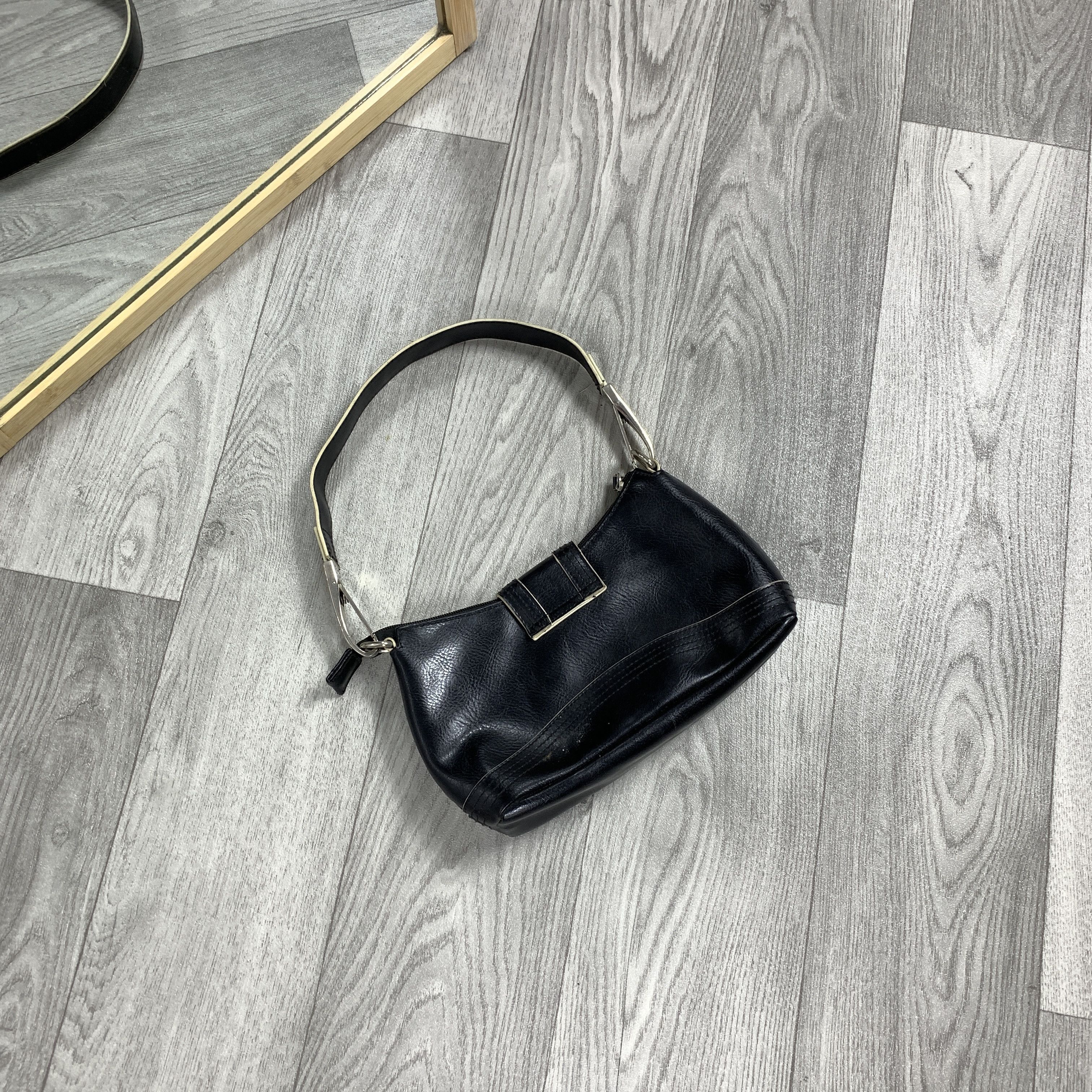 Vintage Vintage Y2K Basic Baguette Faux Leather Women's Handle Bag Size ONE SIZE - 5 Thumbnail