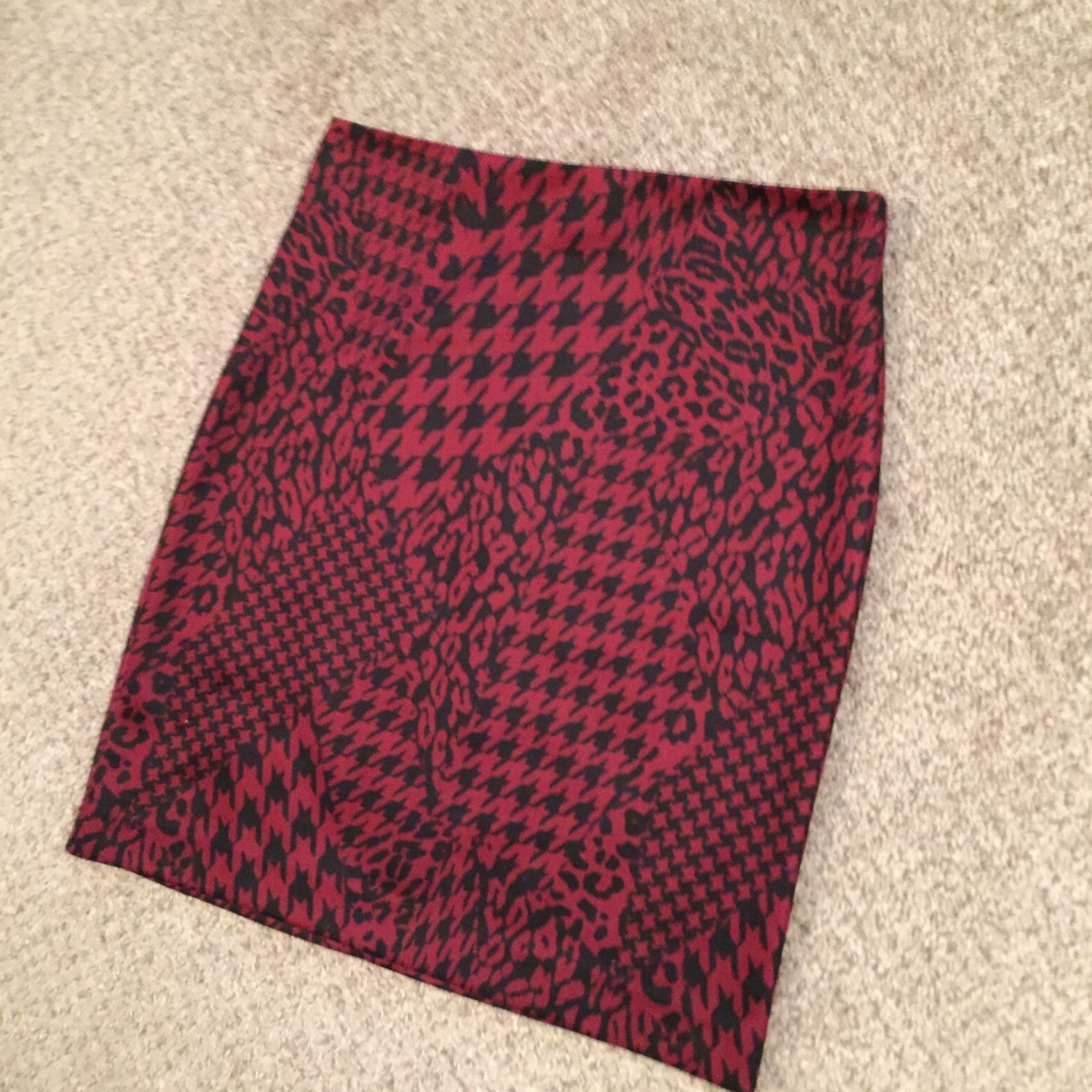Vintage New York & Company Skirt M Red Animal Print Knee Length Pull Unlined Polyester Spandex Women Pencil Size 32" / US 10 / IT 46 - 2 Thumbnail