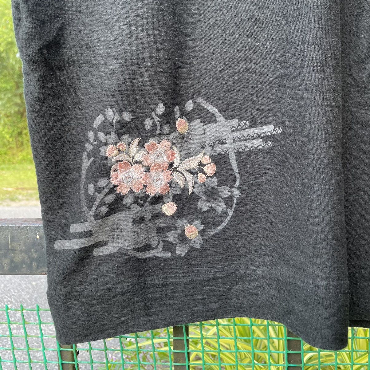 Japanese Brand 🔥Karakuri Tamashi Embroidered Motive Flower Sukajan Tee Size US L / EU 52-54 / 3 - 7 Thumbnail