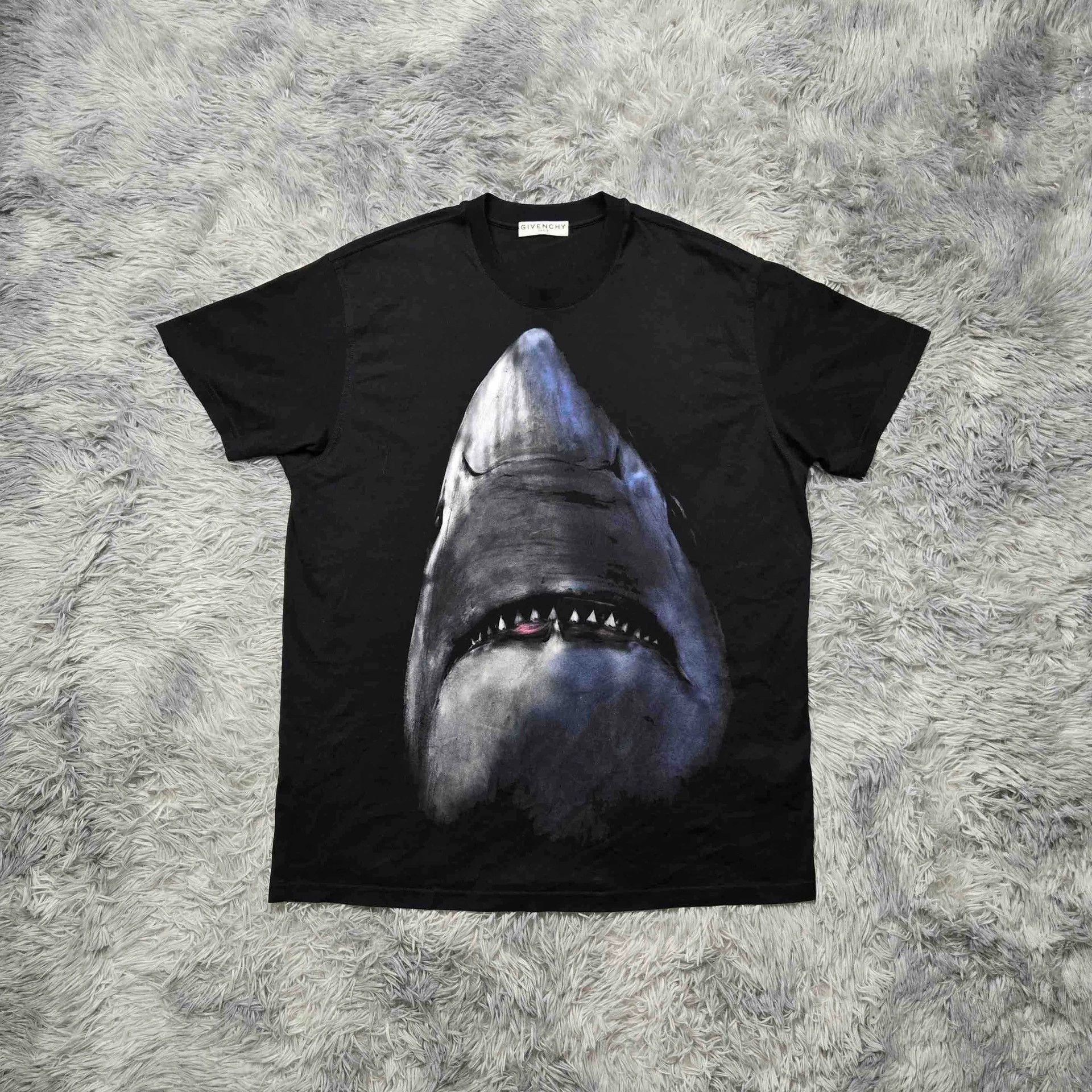 Givenchy Givenchy Shark Print Short Sleeve T-Shirt Size US M / EU 48-50 / 2 - 1 Thumbnail