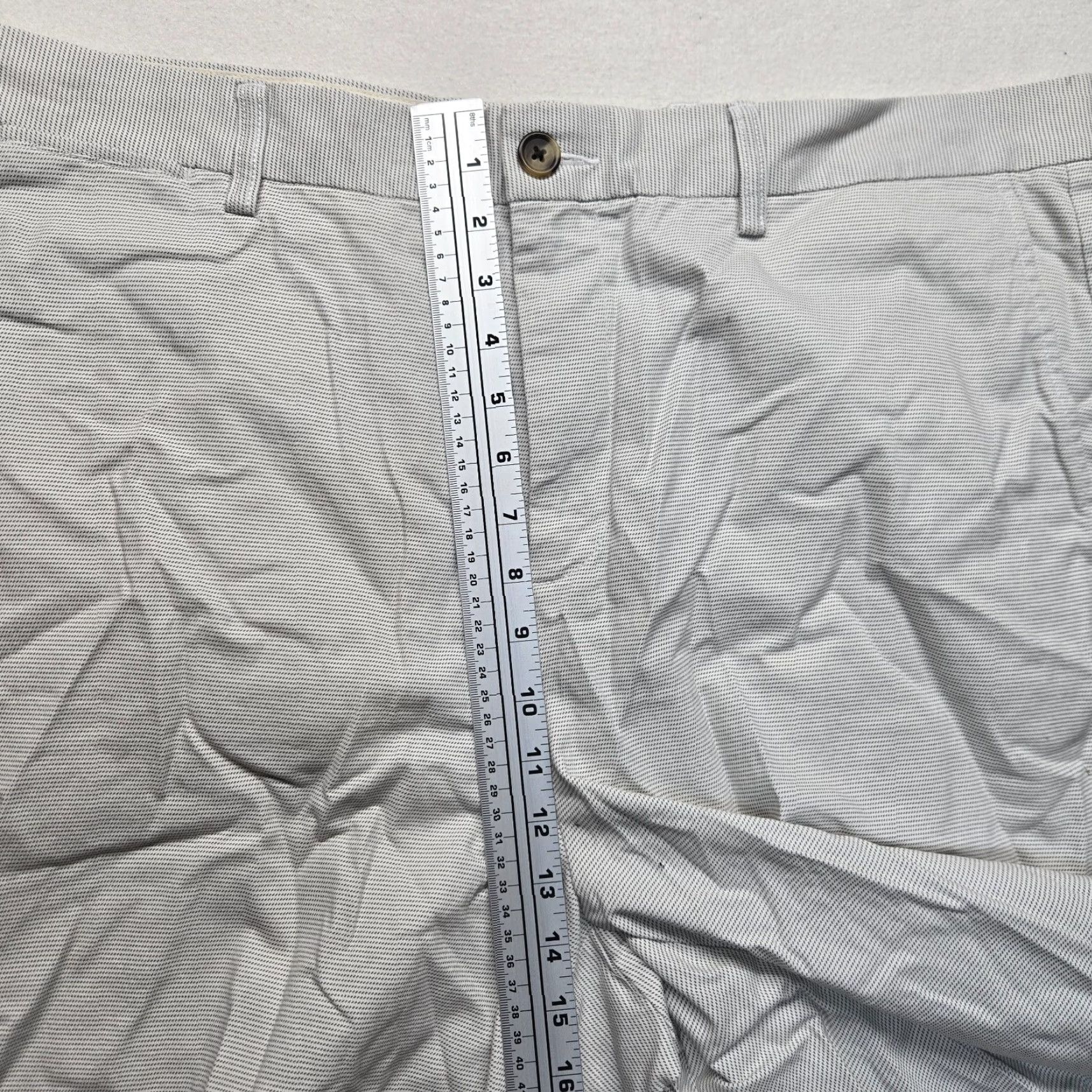 Old Navy VINTAGE Old Navy Men's Shorts Bermuda Casual Slim Fit 40 Ivory Cotton Nylon Spandex 2010s Size US 40 / EU 56 - 6 Thumbnail