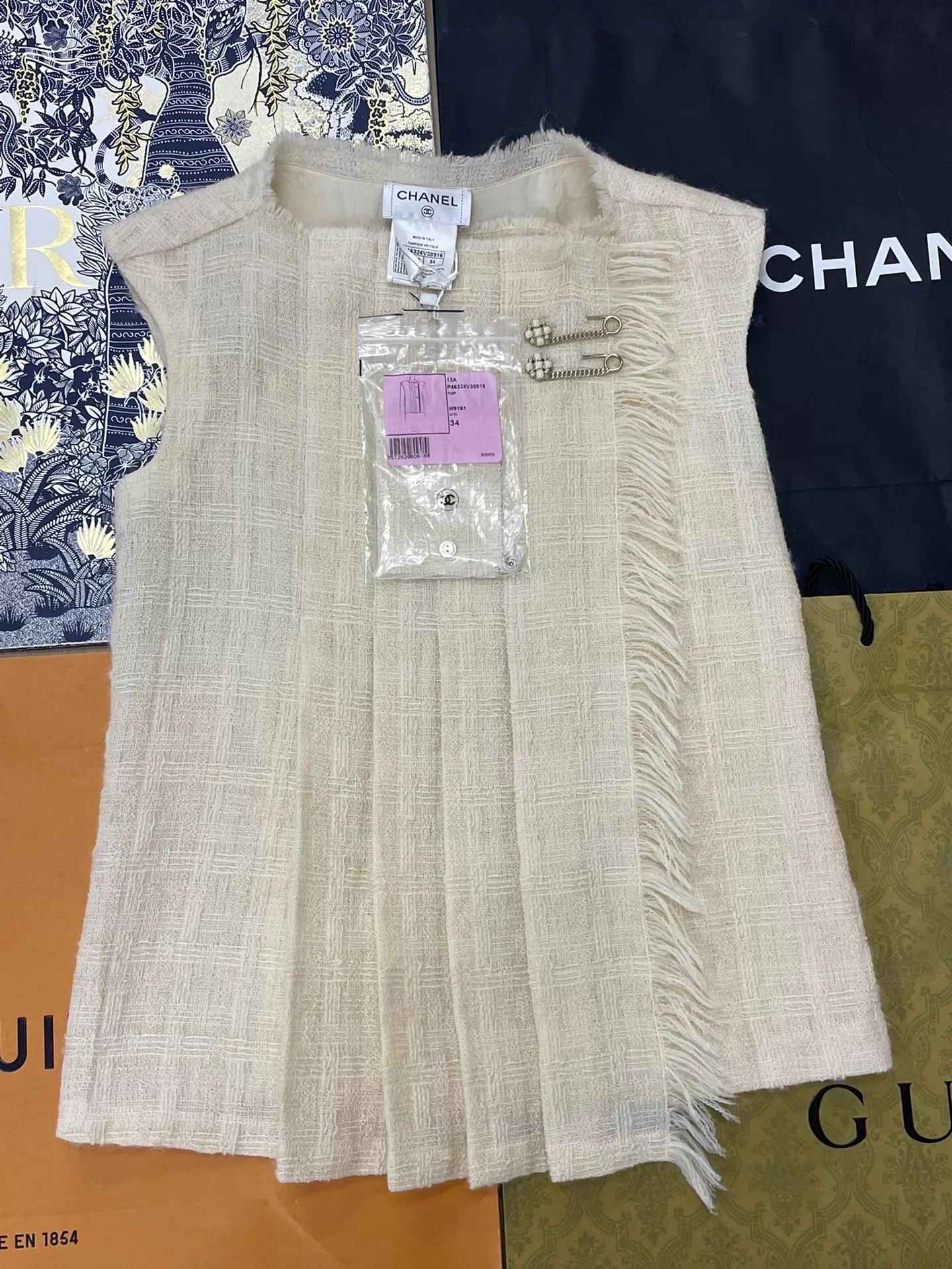 Chanel Chanel Edinburgh Sleeveless Ivory 34 Removable 2 Brooches Size XS / US 0-2 / IT 36-38 - 1 Thumbnail