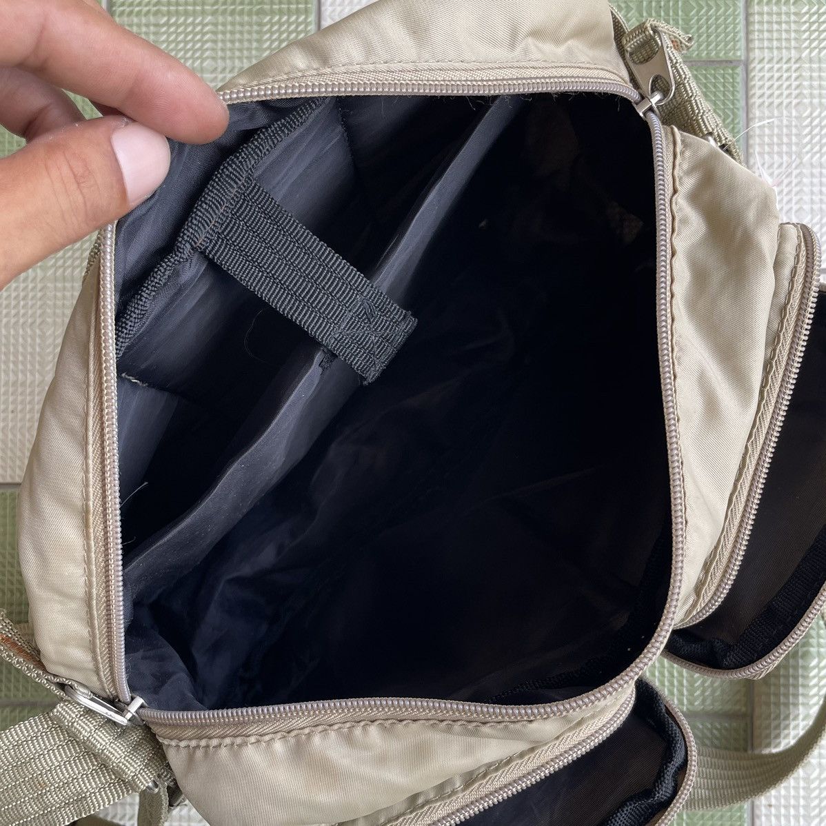 Japanese Brand 🔥 GRAILED LIME GREEN UNBRAND FRONT MULTI-POCKET CROSSBODY Size ONE SIZE - 9 Thumbnail