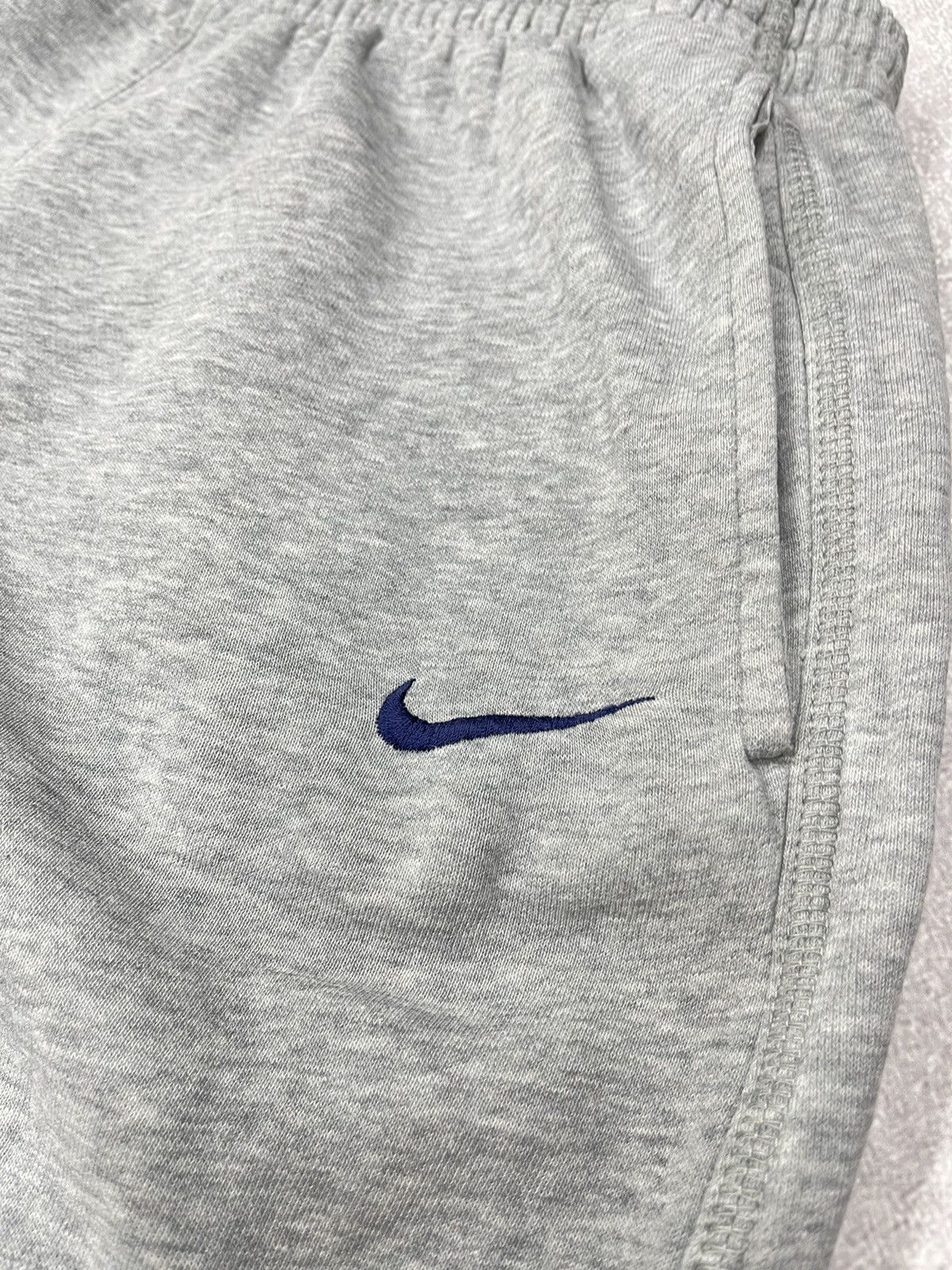 Nike Vintage Nike Basic Grey Sweatpants Jogger Small Logo Y2K Size US 30 / EU 46 - 4 Thumbnail